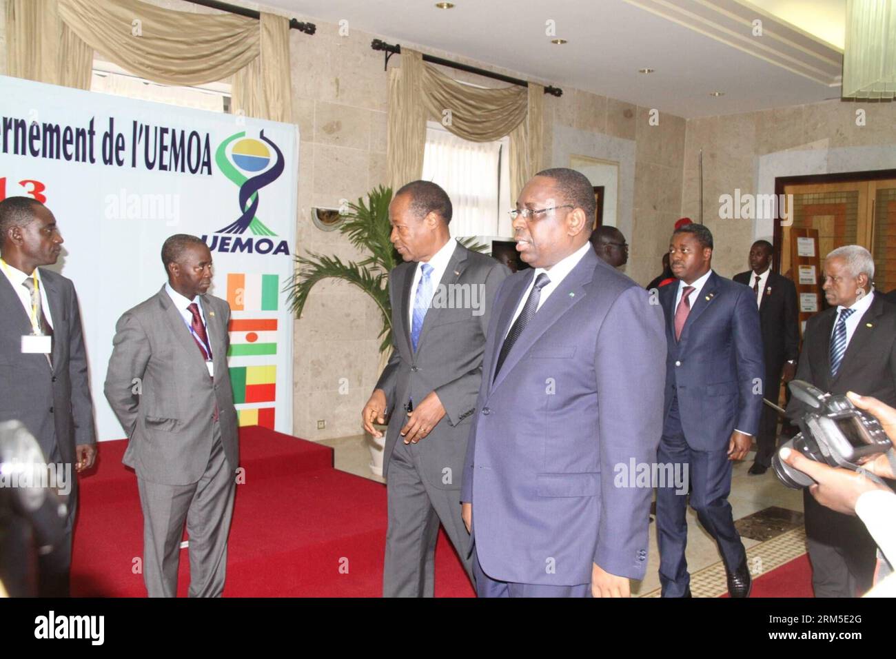 Bildnummer: 60635029 Datum: 24.10.2013 Copyright: imago/Xinhua (131024) - DAKAR, 24 ottobre 2013 (Xinhua) - Presidente del Senegal Macky Sall (fronte) arriva alla 17a sessione ordinaria dell'Unione economica e monetaria dell'Africa occidentale (UEMOA) a Dakar, capitale del Senegal, 24 ottobre 2013. La sessione è iniziata qui giovedì. (Xinhua/Tai Jianqiu) SENEGAL-DAKAR-UEMOA-SESSION PUBLICATIONxNOTxINxCHN People Politik x0x xkg 2013 quer 60635029 Data 24 10 2013 Copyright Imago XINHUA Dakar OCT 24 2013 XINHUA Presidente del Senegal Macky Sall Front arriva ALLA 17a sessione ordinaria dell'Africa OCCIDENTALE Foto Stock