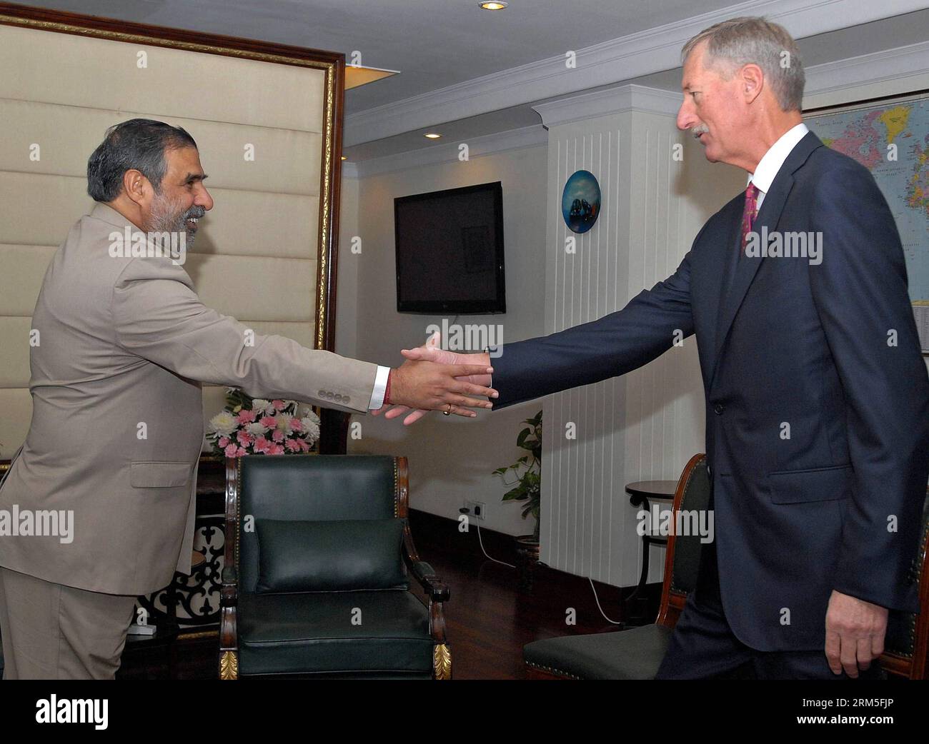 Bildnummer: 60646878 Datum: 28.10.2013 Copyright: imago/Xinhua (131028) -- NUOVA DELHI, 28 ottobre 2013 (Xinhua) -- Steve Van Andel (R), presidente del Consiglio di amministrazione della camera di commercio degli Stati Uniti, stringe la mano al ministro indiano del commercio e dell'industria e dei tessili Anand Sharma a nuova Delhi, India, 28 ottobre 2013. (Xinhua/Partha Sarkar)(lrz) INDIA-NUOVA DELHI-Stati Uniti-COMMERCIO-VISITA PUBLICATIONxNOTxINxCHN People Politik xsp x0x 2013 quer 60646878 Data 28 10 2013 Copyright Imago XINHUA nuova Delhi OCT 28 2013 XINHUA Steve van Andel r Presidente del Consiglio di Amministrazione della camera degli Stati Uniti Foto Stock