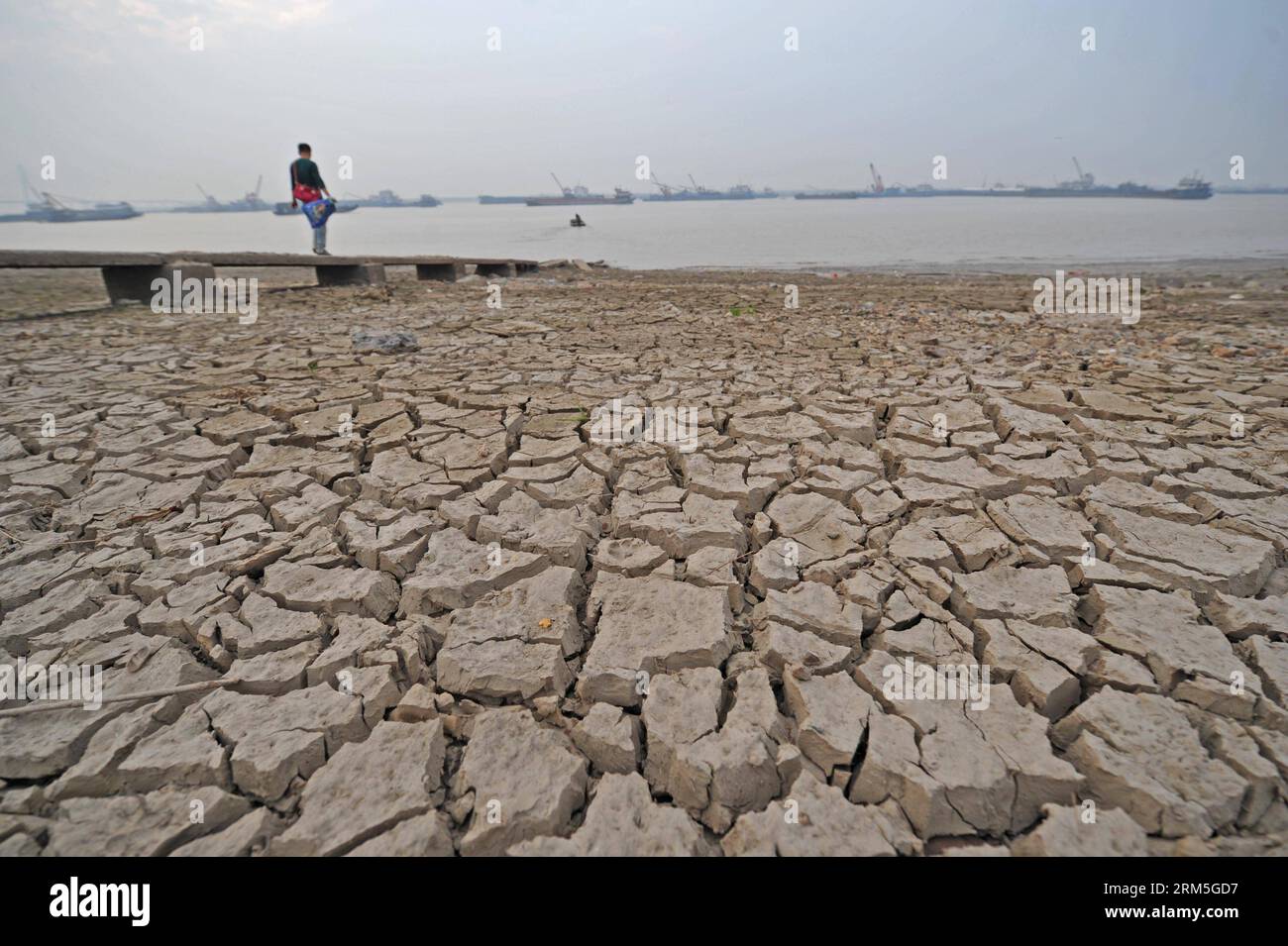 Bildnummer: 60653969 Datum: 29.10.2013 Copyright: imago/Xinhua foto scattata il 29 ottobre 2013 mostra il letto asciutto del lago Dongting a Yueyang, nella provincia di Hunan della Cina centrale. A causa della diminuzione degli scarichi a monte, il lago Dongting è entrato nella stagione secca da ottobre, prima del normale. Il livello dell'acqua misurato alla stazione idrologica di Chenglingji è sceso a 21,2 metri mercoledì, quattro metri più basso della media nello stesso periodo degli anni precedenti. (Xinhua/li GA) CHINA-HUNAN-DONGTING LAKE-DRY SEASON (CN) PUBLICATIONxNOTxINxCHN Gesellschaft xsp x0x 2013 quer premiumd Foto Stock