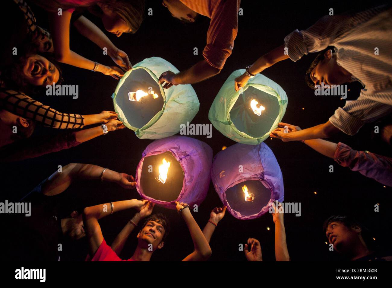Bildnummer: 60658680 Datum: 30.10.2013 Copyright: imago/Xinhua CALCUTTA, 30 ottobre 2013 (Xinhua) -- i volontari del gruppo sociale indiano rilasciano lanterne celesti per promuovere un Diwali pacifico ed ecologico e creare consapevolezza contro il lavoro minorile nell'industria degli incendiari durante un'attività a Calcutta, capitale dello stato indiano orientale del Bengala Occidentale, 30 ottobre 2013. (Xinhua/Tumpa Mondal) INDIA-CALCUTTA-SKY LANTERNS PUBLICATIONxNOTxINxCHN Himmelslaterne Laterne Demo xas x0x 2013 quer premiumd 60658680 Data 30 10 2013 Copyright Imago XINHUA Calcutta OCT 30 2013 XINHUA Indian Social Group Volunte Foto Stock