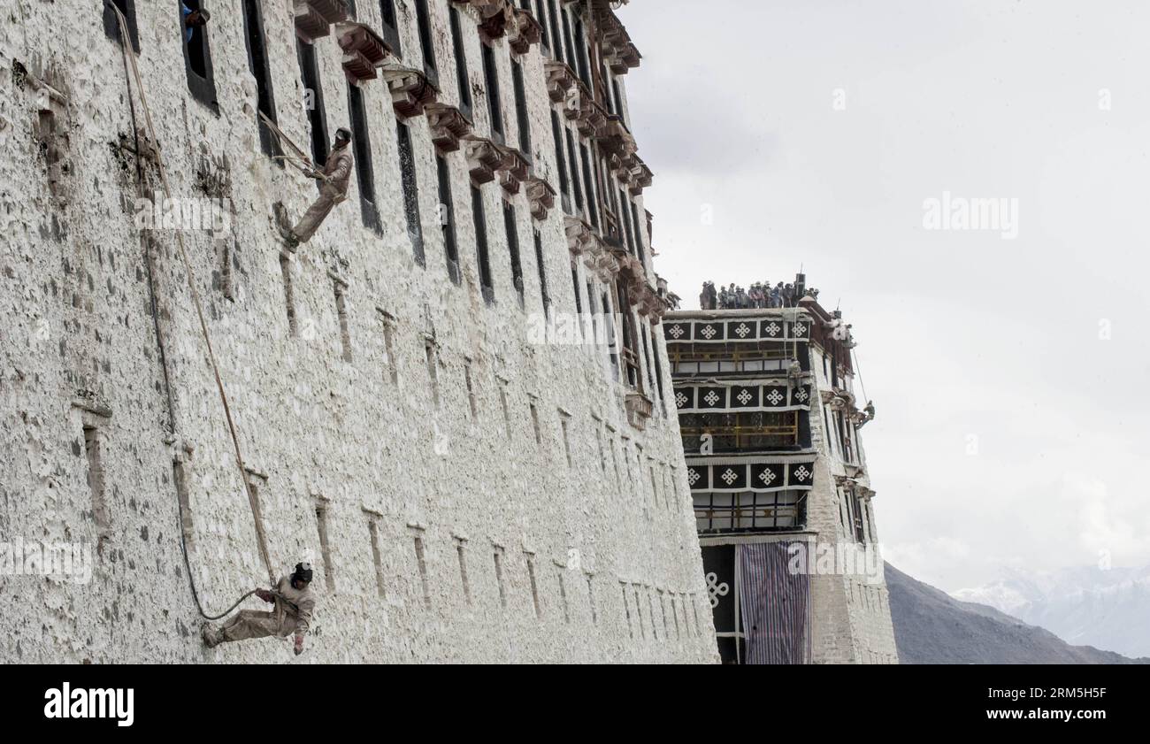 Bildnummer: 60659345 Datum: 31.10.2013 Copyright: imago/Xinhua (131031) -- LHASA, Ott. 31, 2013 (Xinhua) -- i lavoratori ridipingono le pareti in pietra inclinate del Palazzo del Potala durante una ristrutturazione annuale del magnifico complesso architettonico antico di Lhasa, capitale della regione Autonoma Tibet del sud-ovest della Cina, 31 ottobre 2013. (Xinhua/Purbu Zhaxi) (wqq) CHINA-TIBET-LHASA-POTALA PALACE-REPAINTING (CN) PUBLICATIONxNOTxINxCHN Renovierung streichen Malern Farbe Wand Mauer Aussenwand Restaurierung Fotostory xas x0x 2013 quer Aufmacher 60659345 Data 31 10 2013 Copyright Imago XINHUA Lhasa OCT 31 Foto Stock
