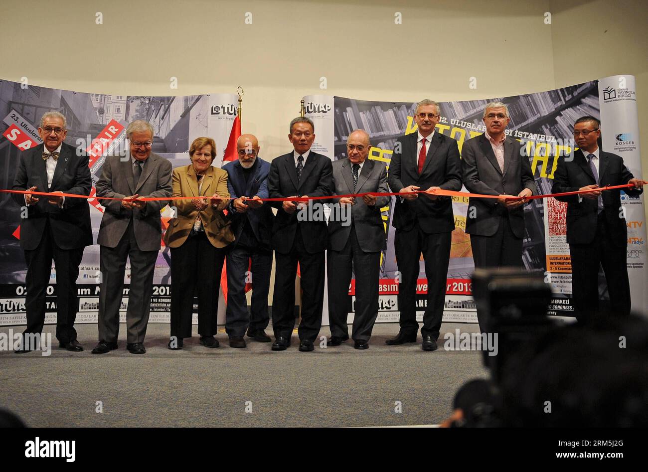 Bildnummer: 60668120 Datum: 02.11.2013 Copyright: imago/Xinhua Wu Shulin (5a R), vicedirettore dell'Amministrazione generale della Stampa e delle pubblicazioni della Cina, CEO di Tuyap Bulent Unal (4a R), Vice Ministro della Cultura e del Turismo della Turchia Ozgur Ozaslan (3a R), Presidente dell'Associazione turca degli editori Metin Celal (2nd R) e altri ospiti hanno tagliato i nastri durante la cerimonia di apertura della 32a Fiera Internazionale del Libro di Istanbul a Istanbul, in Turchia, il 2 novembre 2013. La 32a Fiera Internazionale del Libro di Istanbul ha aperto qui il sabato. Più di 650 editori da 40 paesi e reg Foto Stock