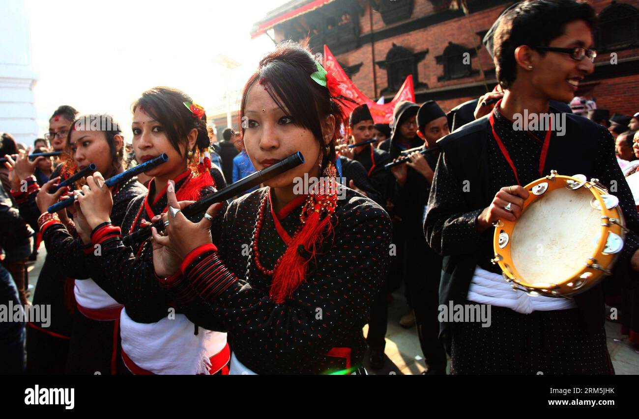 Bildnummer: 60672668 Datum: 04.11.2013 Copyright: imago/Xinhua (131104) -- KATHMANDU, 4 novembre 2013 (Xinhua) -- giovani nepalesi in abiti tradizionali eseguono musica tradizionale durante il raduno culturale messo in scena per la celebrazione del Capodanno 1134 del Nepal Sambat ad Hanumandhoka a Kathmandu, Nepal, 4 novembre 2013. Il Nepal Sambat è il calendario lunare nazionale del Nepal. (Xinhua/Sunil Sharma) NEPAL-KATHMANDU-CELEBRAZIONE DEL NUOVO ANNO PUBLICATIONxNOTxINxCHN xns x0x 2013 quer 60672668 Data 04 11 2013 Copyright Imago XINHUA Kathmandu 4 novembre 2013 XINHUA Nepalese giovani in abiti tradizionali perfo Foto Stock