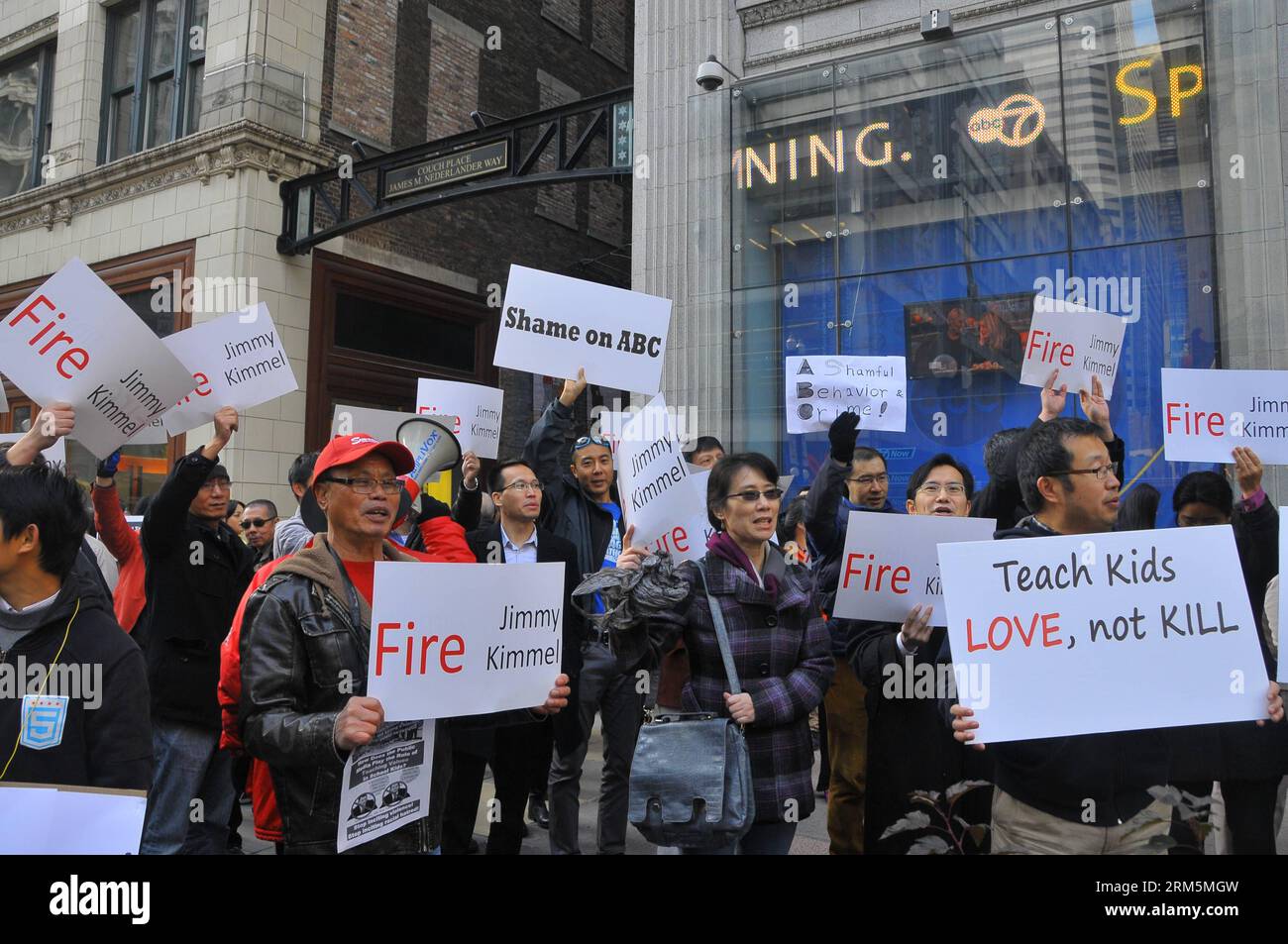 Bildnummer: 60688214 Datum: 07.11.2013 Copyright: imago/Xinhua CHICAGO, 7 novembre 2013 (Xinhua) -- i manifestanti si radunano di fronte all'edificio della American Broadcasting Company (ABC) Chicago Branch, a Chicago, Stati Uniti, 7 novembre 2013. Circa 400 studiosi cinesi, studenti e cinesi americani si riuniscono di fronte all'ABC Chicago Branch per protestare contro la retorica della discriminazione razziale il 7 novembre 2013. Nello show dal vivo Jimmy Kimmel dell'ABC andato in onda il 16 ottobre, un ragazzo gridò, uccidi tutti in Cina! Quando Kimmel ha chiesto come gli Stati Uniti dovrebbero fare riguardo al debito di 1,3 trilioni di dollari USA dovuto Foto Stock