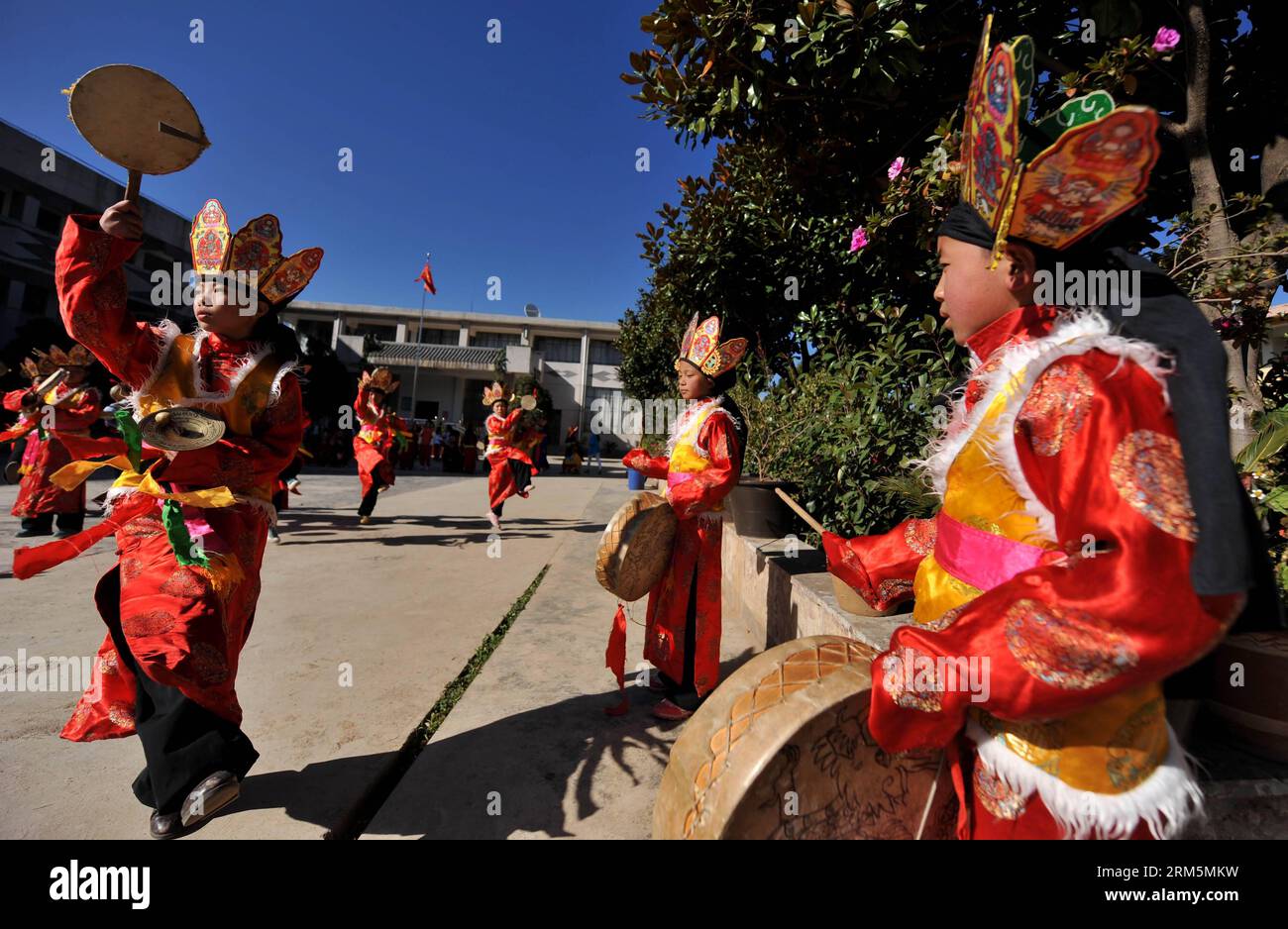 Bildnummer: 60689047 Datum: 07.11.2013 Copyright: imago/Xinhua LIJIANG, 7 novembre 2013 (Xinhua) -- gli allievi praticano una danza con la cultura Dongba del gruppo etnico Naxi in una scuola elementare nella città di Lijiang, nella provincia dello Yunnan della Cina sud-occidentale, 7 novembre 2013. La religione indigena Dongba della nazionalità Naxi ha generato varie forme culturali, tra cui una lingua scritta che utilizza pittogrammi e danze distinte, musica e dipinti. Corsi sulla cultura etnica Dongba sono offerti in molte scuole medie e primarie di Lijiang. (Xinhua/Lin Yiguang) (ry) CHINA-YUNNAN-LIJIANG-DONGBA C Foto Stock