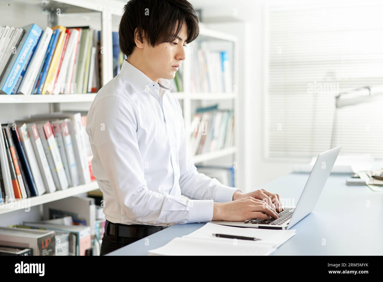 Ingegnere responsabile della gestione delle costruzioni che organizza i materiali su un computer portatile Foto Stock