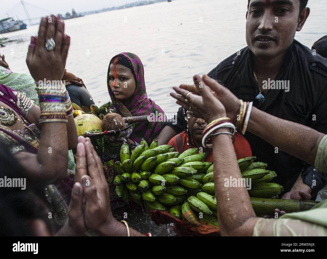 Bildnummer: 60693440 Datum: 08.11.2013 Copyright: imago/Xinhua i devoti indù indiani offrono preghiere al sole durante il festival Chhath sulla riva del fiume Santo Gange a Calcutta, India, l'8 novembre 2013. Il festival Chhath, noto anche come Surya Pooja (culto del sole), è osservato in varie parti dell'India, in quanto i devoti offrono acqua e latte al Dio Sole all'alba e al tramonto. (Xinhua/Tumpa Mondal) INDIA-CALCUTTA-CHHATH FESTIVAL PUBLICATIONxNOTxINxCHN Gesellschaft xsp x0x 2013 quer 60693440 Data 08 11 2013 Copyright Imago XINHUA i devoti indù indiani OFFRONO preghiere al Sole durante il periodo Foto Stock