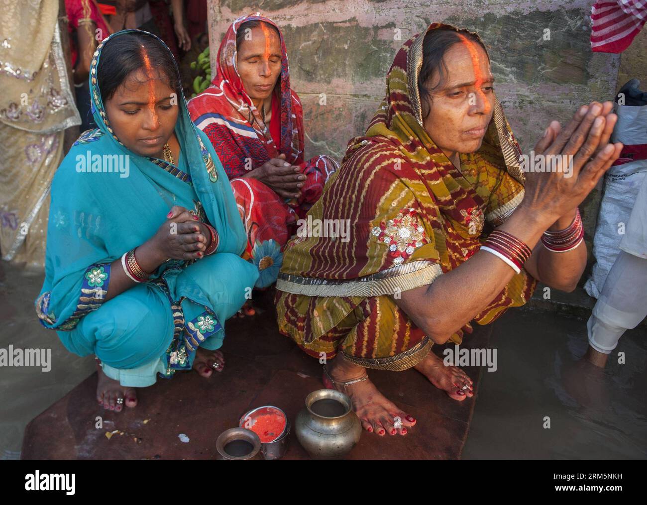 Bildnummer: 60693443 Datum: 08.11.2013 Copyright: imago/Xinhua i devoti indù indiani offrono preghiere al sole durante il festival Chhath sulla riva del fiume Santo Gange a Calcutta, India, l'8 novembre 2013. Il festival Chhath, noto anche come Surya Pooja (culto del sole), è osservato in varie parti dell'India, in quanto i devoti offrono acqua e latte al Dio Sole all'alba e al tramonto. (Xinhua/Tumpa Mondal) INDIA-CALCUTTA-CHHATH FESTIVAL PUBLICATIONxNOTxINxCHN Gesellschaft xsp x0x 2013 quer 60693443 Data 08 11 2013 Copyright Imago XINHUA i devoti indù indiani OFFRONO preghiere al Sole durante il periodo Foto Stock