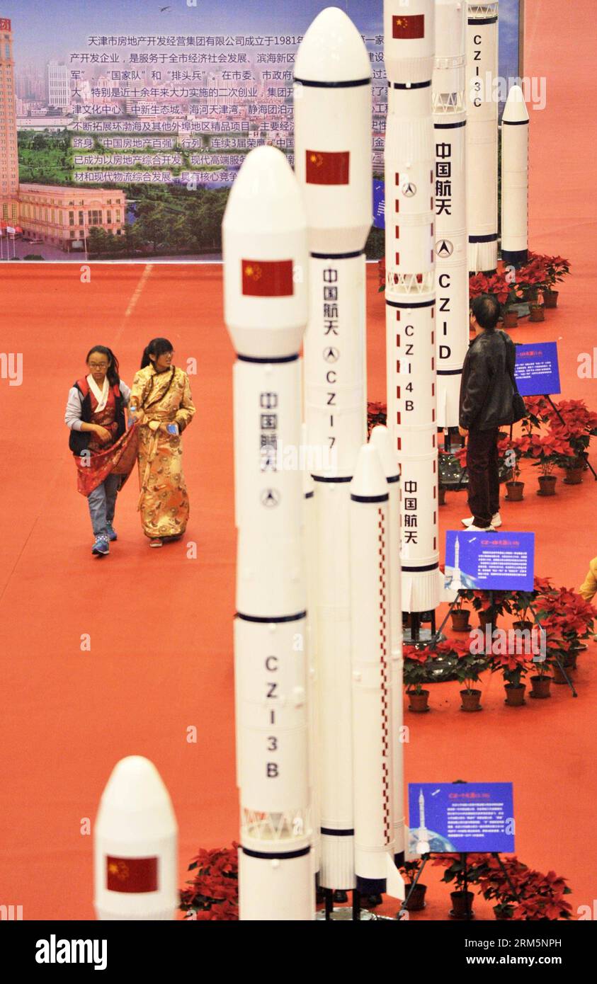 Bildnummer: 60693697 Datum: 09.11.2013 Copyright: imago/Xinhua i visitatori vedono i modelli di razzo durante una mostra che presenta il progetto spaziale con equipaggio della Cina al Tianjin International Exhibition Centre, nel nord della Cina, a Tianjin, 9 novembre 2013. (Xinhua/Yue Yuewei) (mt) CHINA-TIANJIN-MANNED SPACE FLIGHT-EXHIBITION (CN) PUBLICATIONxNOTxINxCHN Gesellschaft Ausstellung Technik Wissenschaft Raumfahrt xsp x0x 2013 hoch 60693697 Data 09 11 2013 Copyright Imago XINHUA Visitors View Rocket Models during to Exhibition featuring the Manned Space Project of China AT the Tianjin International Exhibiti Foto Stock