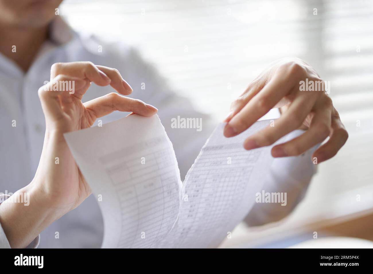 Un uomo d'affari asiatico che rompe il contratto Foto Stock
