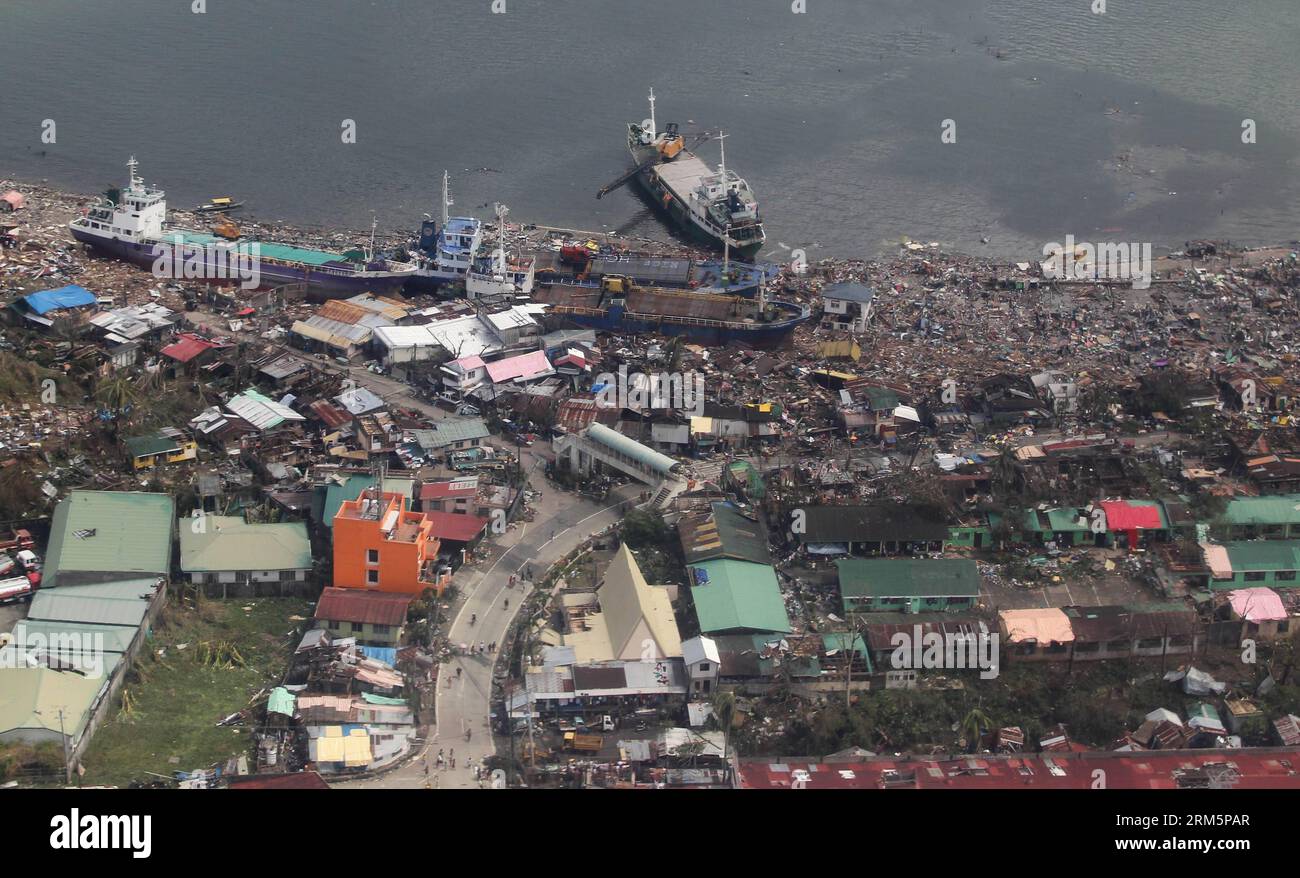 Bildnummer: 60696448 Datum: 10.11.2013 Copyright: imago/Xinhua (131110) -- TACLOBAN, 10 novembre 2013 (Xinhua) -- foto aerea scattata il 10 novembre 2013 mostra la scena dopo che il tifone Haiyan ha colpito la provincia di Leyte, nelle Filippine. L'agenzia di soccorso del governo filippino ha detto domenica circa 4,4 milioni sono diventati senzatetto nelle aree colpite dal super tifone Haiyan (nome locale Yolanda). Haiyan, il più potente tifone delle Filippine nella sua storia, inglobò molte aree nelle regioni di Leyte, Samar orientale, Visayas occidentale e centrale, Bicol e Mindanao settentrionale.(Xinhua/Ryan Lim) (zw) FILIPPINE-TACLOBAN Foto Stock