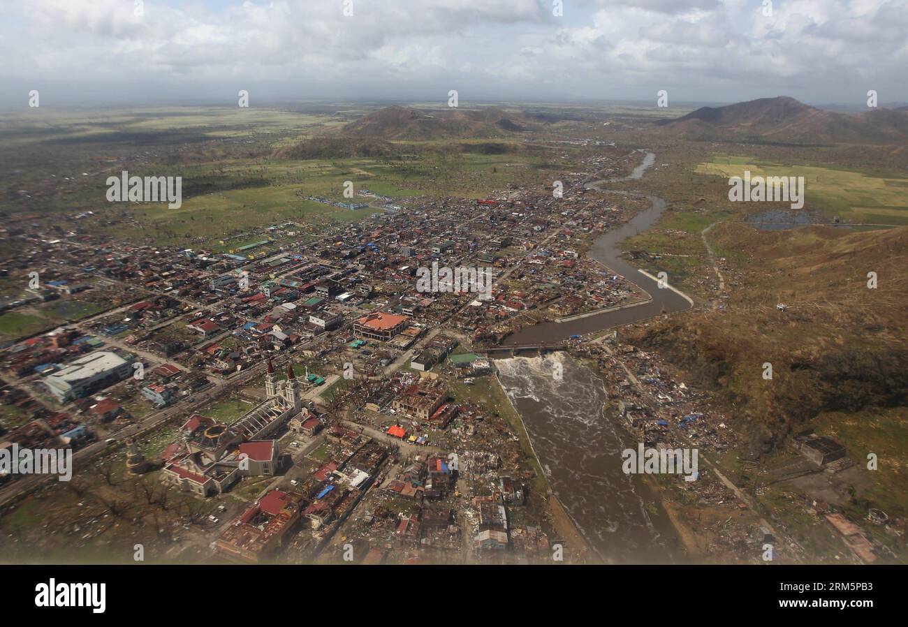 Bildnummer: 60696450 Datum: 10.11.2013 Copyright: imago/Xinhua (131110) -- TACLOBAN, 10 novembre 2013 (Xinhua) -- foto aerea scattata il 10 novembre 2013 mostra la scena dopo che il tifone Haiyan ha colpito la provincia di Leyte, nelle Filippine. L'agenzia di soccorso del governo filippino ha detto domenica circa 4,4 milioni sono diventati senzatetto nelle aree colpite dal super tifone Haiyan (nome locale Yolanda). Haiyan, il più potente tifone delle Filippine nella sua storia, inglobò molte aree nelle regioni di Leyte, Samar orientale, Visayas occidentale e centrale, Bicol e Mindanao settentrionale.(Xinhua/Ryan Lim) (zw) FILIPPINE-TACLOBAN Foto Stock