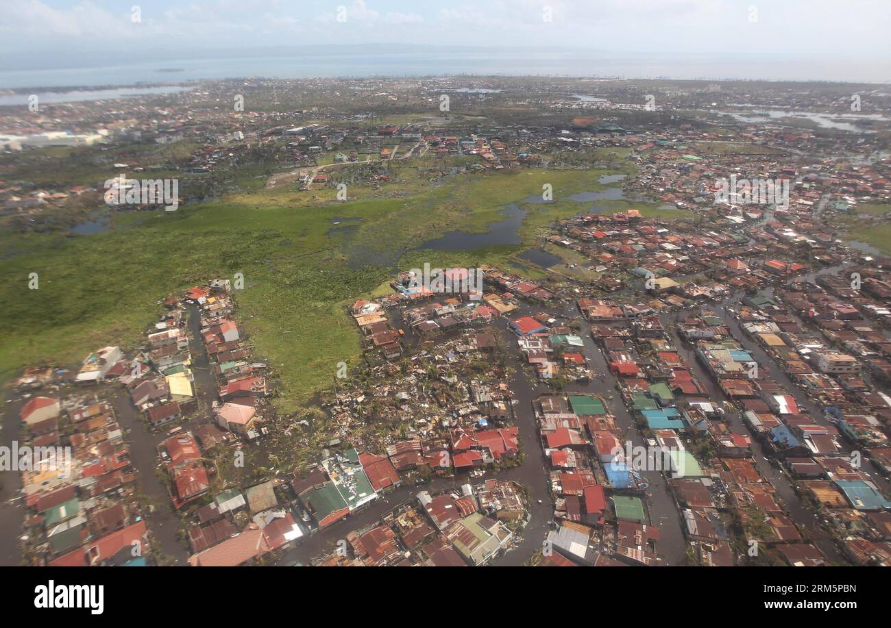 Bildnummer: 60696449 Datum: 10.11.2013 Copyright: imago/Xinhua (131110) -- TACLOBAN, 10 novembre 2013 (Xinhua) -- foto aerea scattata il 10 novembre 2013 mostra la scena dopo che il tifone Haiyan ha colpito la provincia di Leyte, nelle Filippine. L'agenzia di soccorso del governo filippino ha detto domenica circa 4,4 milioni sono diventati senzatetto nelle aree colpite dal super tifone Haiyan (nome locale Yolanda). Haiyan, il più potente tifone delle Filippine nella sua storia, inglobò molte aree nelle regioni di Leyte, Samar orientale, Visayas occidentale e centrale, Bicol e Mindanao settentrionale. (Xinhua/Ryan Lim) (zw) FOCUS PHILIPPINES-TA Foto Stock