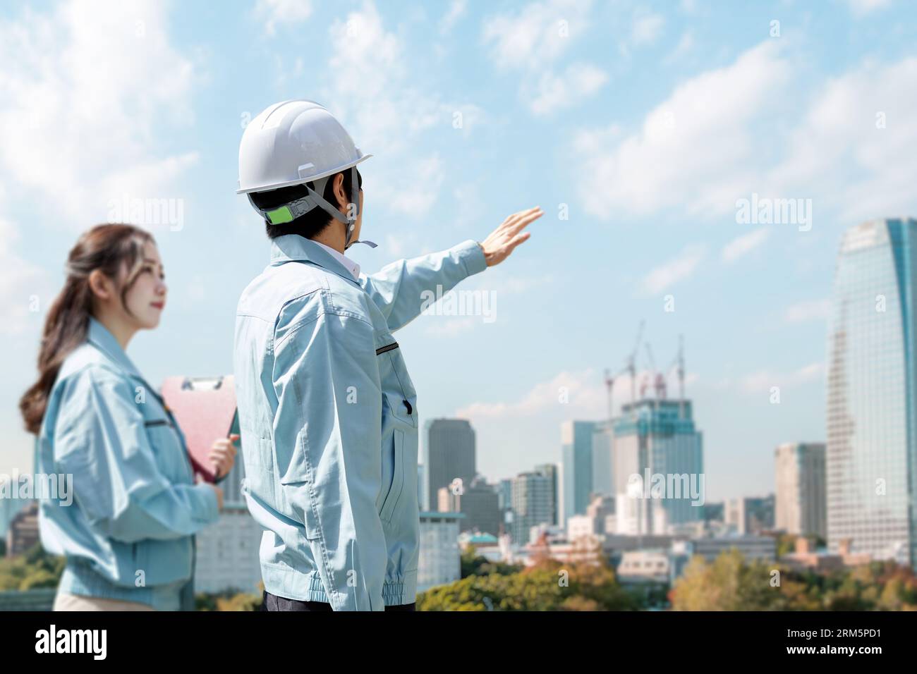 Lavoratori asiatici che hanno una riunione nel cantiere Foto Stock
