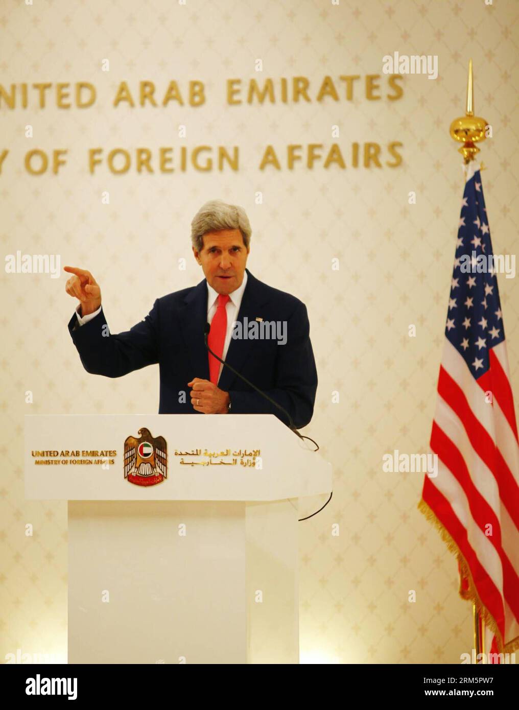 Bildnummer: 60700457 Datum: 11.11.2013 Copyright: imago/Xinhua (131111) - ABU DHABI, 11 novembre 2013 (Xinhua) - il Segretario di Stato americano John Kerry partecipa a una conferenza stampa ad Abu Dhabi, negli Emirati Arabi Uniti (UAE), l'11 novembre 2013. John Kerry ha affermato lunedì che il partenariato strategico tra il suo paese e gli Emirati Arabi Uniti era molto forte e non sarebbe stato influenzato dai colloqui in corso sul programma nucleare iraniano, ha riferito l'agenzia di stampa WAM. (Xinhua/an Jiang) MIDEAST-UAE-ABU DHABI-U.S.-POLITICS-MEETING PUBLICATIONxNOTxINxCHN People Politik xns x0x 2013 hoch premiumd 60700457 Data 11 11 2 Foto Stock