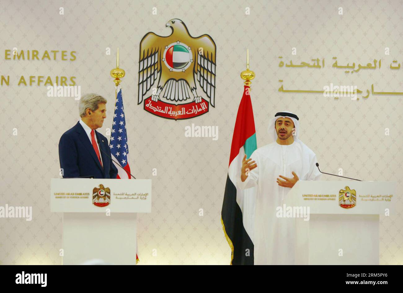 Bildnummer: 60700459 Datum: 11.11.2013 Copyright: imago/Xinhua (131111) -- ABU DHABI, 11 novembre 2013 (Xinhua) -- il ministro degli Esteri degli Emirati Arabi Uniti (Emirati Arabi Uniti) Sheikh Abdullah bin Zayed al Nahyan (R) e il segretario di Stato americano John Kerry partecipano a una conferenza stampa ad Abu Dhabi, Emirati Arabi Uniti, l'11 novembre 2013. John Kerry ha affermato lunedì che il partenariato strategico tra il suo paese e gli Emirati Arabi Uniti era molto forte e non sarebbe stato influenzato dai colloqui in corso sul programma nucleare iraniano, ha riferito l'agenzia di stampa WAM. (Xinhua/an Jiang) MIDEAST-UAE-ABU DHABI-U.S.-POLITICAL-MEETING PUBLICATIONxNOTxINxCHN Peop Foto Stock