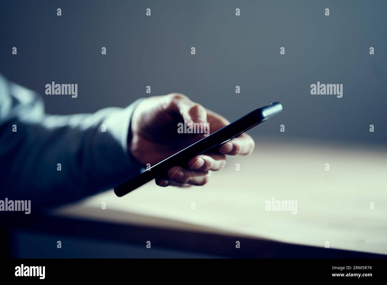 Le mani degli uomini diffondono cattiva pubblicità su SNS Foto Stock