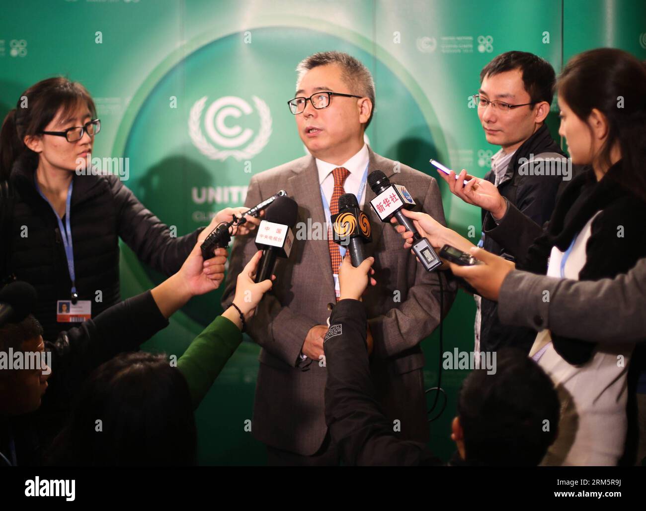 Bildnummer: 60704449 Datum: 11.11.2013 Copyright: imago/Xinhua VARSAVIA, 11 novembre 2013 - su Wei (C), vice capo della delegazione cinese, è intervistato a Varsavia, in Polonia, l'11 novembre 2013. I colloqui annuali delle Nazioni Unite sul clima sono iniziati lunedì a Varsavia per preparare la strada a un nuovo accordo globale sul clima che stabilisca gli obiettivi post-2020 in materia di riduzione delle emissioni, anche se non ci si aspettava un importante passo avanti. (Xinhua/Zhang fan) POLONIA-VARSAVIA-un-CLIMATE CHANGE-CONFERENCE PUBLICATIONxNOTxINxCHN People Politik x0x xkg 2013 quer premiumd 60704449 Data 11 11 2013 Copyright Imago XINHUA Varsavia Nov 11 2013 su Wei C Vice Capo Foto Stock