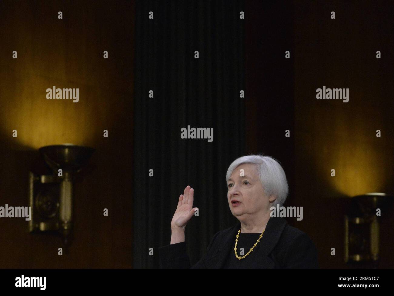 Bildnummer: 60716275 Datum: 14.11.2013 Copyright: imago/Xinhua (131114) -- WASHINGTON D.C., (Xinhua) -- Vice Presidente della Federal Reserve Janet Yellen testimonia durante la sua udienza per presiedere la Federal Reserve davanti al Comitato bancario del Senato su Capitol Hill a Washington D.C., capitale degli Stati Uniti, 14 novembre 2013. La Federal Reserve ha più lavoro da fare per sostenere l'economia che sta andando ben al di sotto del potenziale, ha detto giovedì Janet Yellen, il candidato del presidente Barack Obama a guidare la banca centrale degli Stati Uniti. (Xinhua/Zhang Jun) US-WASHINGTON-ECONOMY-FEDERAL RESERV Foto Stock