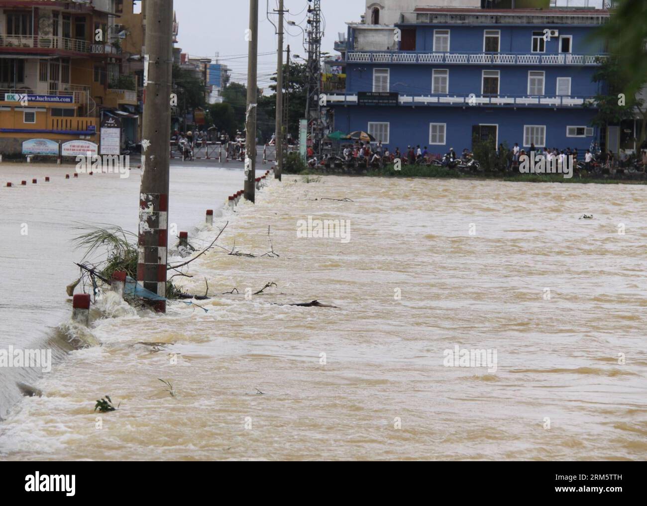 Bildnummer: 60720175 Datum: 15.11.2013 Copyright: imago/Xinhua (131116) -- HANOI, 16 novembre 2013 (Xinhua) -- foto scattata il 15 novembre 2013 mostra una scena di inondazioni causate da una depressione tropicale nella provincia di Thua Thien-Hue, Vietnam centrale. Il tifone Podul, dopo essersi mosso verso le province centrali del Vietnam da Phu Yen a Binh Thuan, si è indebolito in una depressione tropicale venerdì, uccidendo almeno cinque persone e inondando migliaia di case. (Xinhua/VNA) VIETNAM-TIFONE PODUL-ATTERRAGGIO-DEPRESSIONE TROPICALE PUBLICATIONxNOTxINxCHN Überschwemmung Flut Sturm Unwetter xas x0x 2013 quer pr Foto Stock