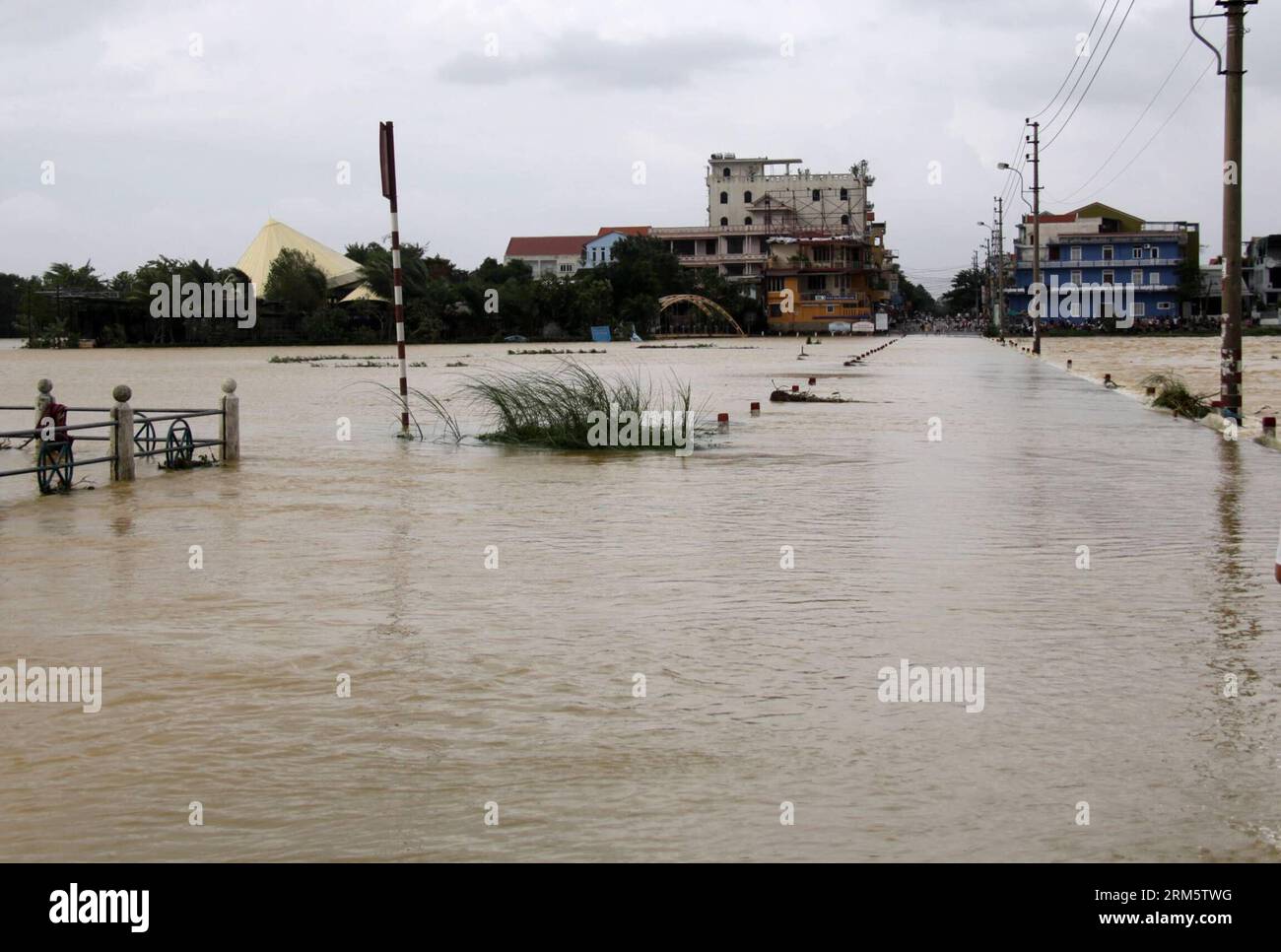 Bildnummer: 60720176 Datum: 15.11.2013 Copyright: imago/Xinhua (131116) -- HANOI, 16 novembre 2013 (Xinhua) -- foto scattata il 15 novembre 2013 mostra una scena di inondazioni causate da una depressione tropicale nella provincia di Thua Thien-Hue, Vietnam centrale. Il tifone Podul, dopo essersi mosso verso le province centrali del Vietnam da Phu Yen a Binh Thuan, si è indebolito in una depressione tropicale venerdì, uccidendo almeno cinque persone e inondando migliaia di case. (Xinhua/VNA) VIETNAM-TIFONE PODUL-ATTERRAGGIO-DEPRESSIONE TROPICALE PUBLICATIONxNOTxINxCHN Überschwemmung Flut Sturm Unwetter xas x0x 2013 quer pr Foto Stock