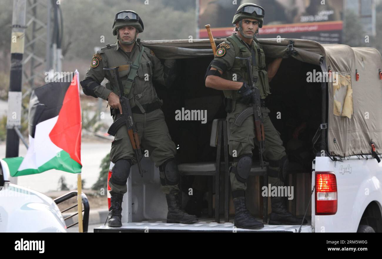 Bildnummer: 60720854 Datum: 15.11.2013 Copyright: imago/Xinhua (131115) -- NABLUS, 15 novembre 2013 (Xinhua) -- i membri delle forze di sicurezza nazionali palestinesi prendono parte a una parata militare che segna il 25° anniversario del giorno della dichiarazione di indipendenza nella città di Nablus in Cisgiordania il 15 novembre 2013. Il defunto leader palestinese Yasser Arafat fece la dichiarazione di indipendenza quando il Consiglio Nazionale palestinese (PNC), o il Parlamento palestinese in esilio, si tenne in Algeria il 15 novembre 1988. (Xinhua/Ayman Nobani) MIDEAST-PALESTINE-NABLUS-CELEBRAZIONE-DICHIARAZIONE DI INDIPENDENZA GIORNO PUBLICATI Foto Stock