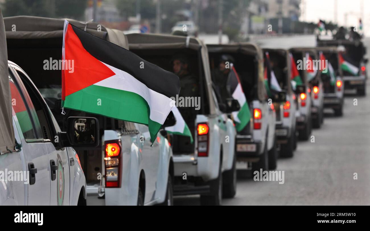 Bildnummer: 60720855 Datum: 15.11.2013 Copyright: imago/Xinhua (131115) -- NABLUS, 15 novembre 2013 (Xinhua) -- i membri delle forze di sicurezza nazionali palestinesi prendono parte a una parata militare che segna il 25° anniversario del giorno della dichiarazione di indipendenza nella città di Nablus in Cisgiordania il 15 novembre 2013. Il defunto leader palestinese Yasser Arafat fece la dichiarazione di indipendenza quando il Consiglio Nazionale palestinese (PNC), o il Parlamento palestinese in esilio, si tenne in Algeria il 15 novembre 1988. (Xinhua/Ayman Nobani) MIDEAST-PALESTINE-NABLUS-CELEBRAZIONE-DICHIARAZIONE DI INDIPENDENZA GIORNO PUBLICATI Foto Stock
