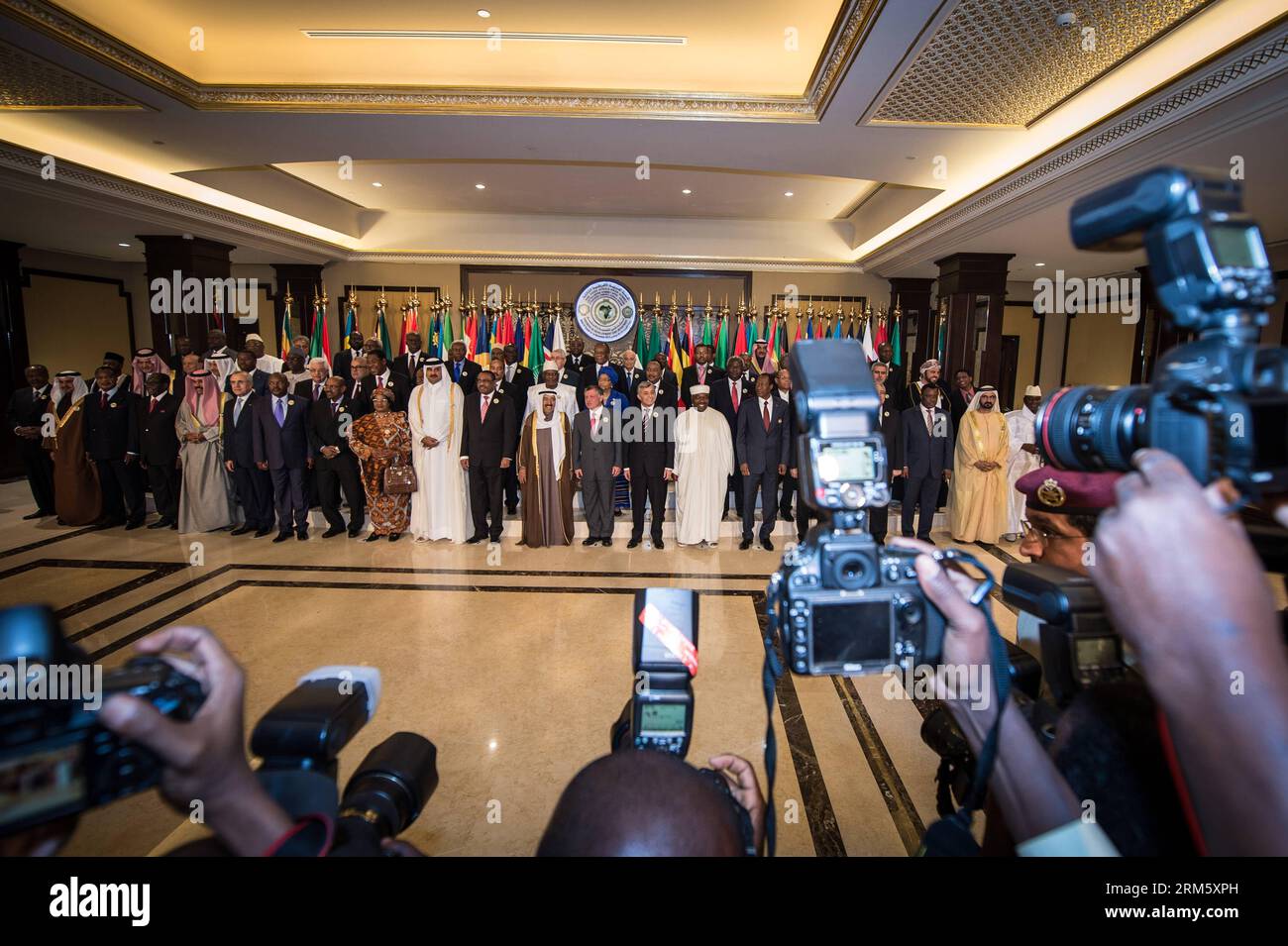 Bildnummer: 60735135 Datum: 19.11.2013 Copyright: imago/Xinhua i rappresentanti si pongono per le foto di gruppo prima della cerimonia di apertura del terzo vertice arabo-africano a Kuwait City, Kuwait, 19 novembre 2013. Il terzo vertice arabo-africano si è concluso mercoledì in Kuwait con circa 70 leader e rappresentanti arabi e africani che hanno rilasciato congiuntamente una dichiarazione che guarda alla fruttuosa cooperazione interregionale.(Xinhua/Pan Chaoyue) (srb) KUWAIT-ARAB-AFRICAN SUMMIT-CLOSING PUBLICATIONxNOTxINxCHN people xas x0x 2013 quer 60735135 Data 19 11 2013 Copyright i rappresentanti di Imago XINHUA posano per le foto di gruppo BEF Foto Stock