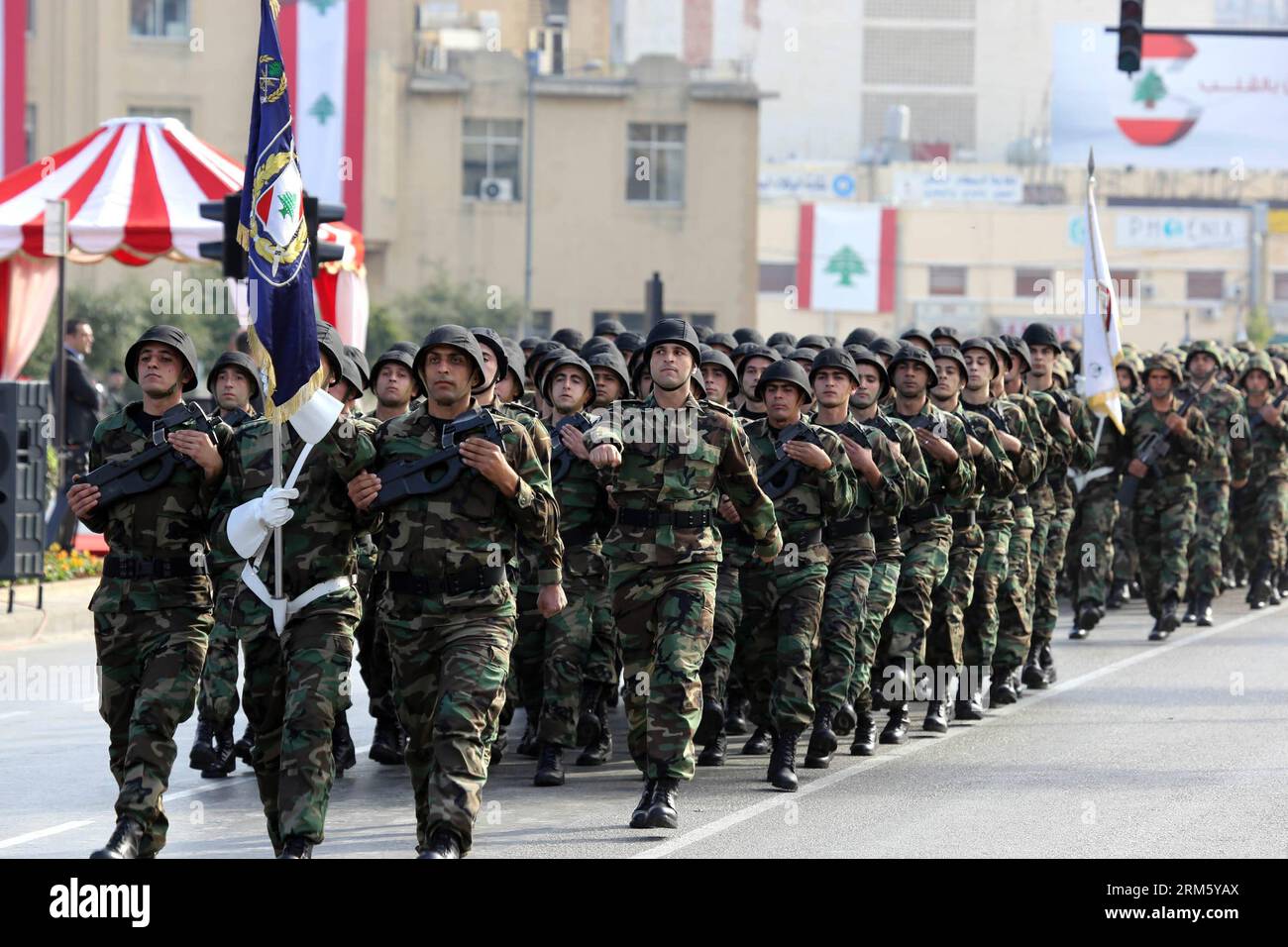 Bildnummer: 60743286 Datum: 22.11.2013 Copyright: imago/Xinhua (131122) -- BEIRUT, 22 novembre 2013 (Xinhua) -- i soldati libanesi marciano in una parata militare per celebrare il 70° anniversario dell'indipendenza del Libano dalla Francia a Beirut, in Libano, 22 novembre 2013. Il Libano ottenne l'indipendenza dalla Francia nel 1943. (Xinhua/Dalati Nohra)(hy) MIDEAST-LIBANO-GIORNO DELL'INDIPENDENZA PUBLICATIONxNOTxINxCHN xas x2x 2013 quer o0 Unabhängigkeit Unabhängigkeitstag Jahrestag Militäparade Foto Stock