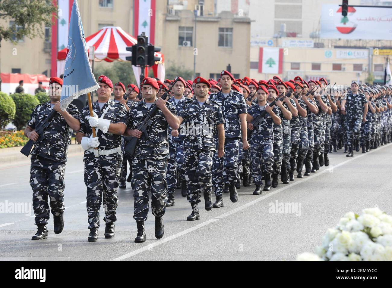 Bildnummer: 60743283 Datum: 22.11.2013 Copyright: imago/Xinhua (131122) -- BEIRUT, 22 novembre 2013 (Xinhua) -- i soldati libanesi marciano in una parata militare per celebrare il 70° anniversario dell'indipendenza del Libano dalla Francia a Beirut, in Libano, 22 novembre 2013. Il Libano ottenne l'indipendenza dalla Francia nel 1943. (Xinhua/Dalati Nohra)(hy) MIDEAST-LIBANO-GIORNO DELL'INDIPENDENZA PUBLICATIONxNOTxINxCHN xas x2x 2013 quer o0 Unabhängigkeit Unabhängigkeitstag Jahrestag Militäparade Foto Stock
