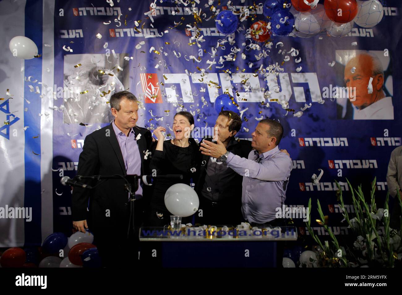 Bildnummer: 60745056 Datum: 22.11.2013 Copyright: imago/Xinhua Isaac Herzog (2° R), il nuovo leader del partito laburista israeliano, si presenta in gesto prima di parlare durante le celebrazioni della vittoria all'edificio Sokolov di Tel Aviv, Israele, il 22 novembre 2013. Il Partito Laburista israeliano, il principale partito di opposizione in parlamento, ha scelto di sostituire il suo leader principale in una mossa che potrebbe avere importanti ramificazioni per la politica israeliana, risultati letti da una dichiarazione rilasciata dal partito venerdì. Decine di migliaia di membri del partito hanno eletto il presidente Isaac Herzog come presidente del partito giovedì, spodestando Shelly Yachimovich, W. Foto Stock