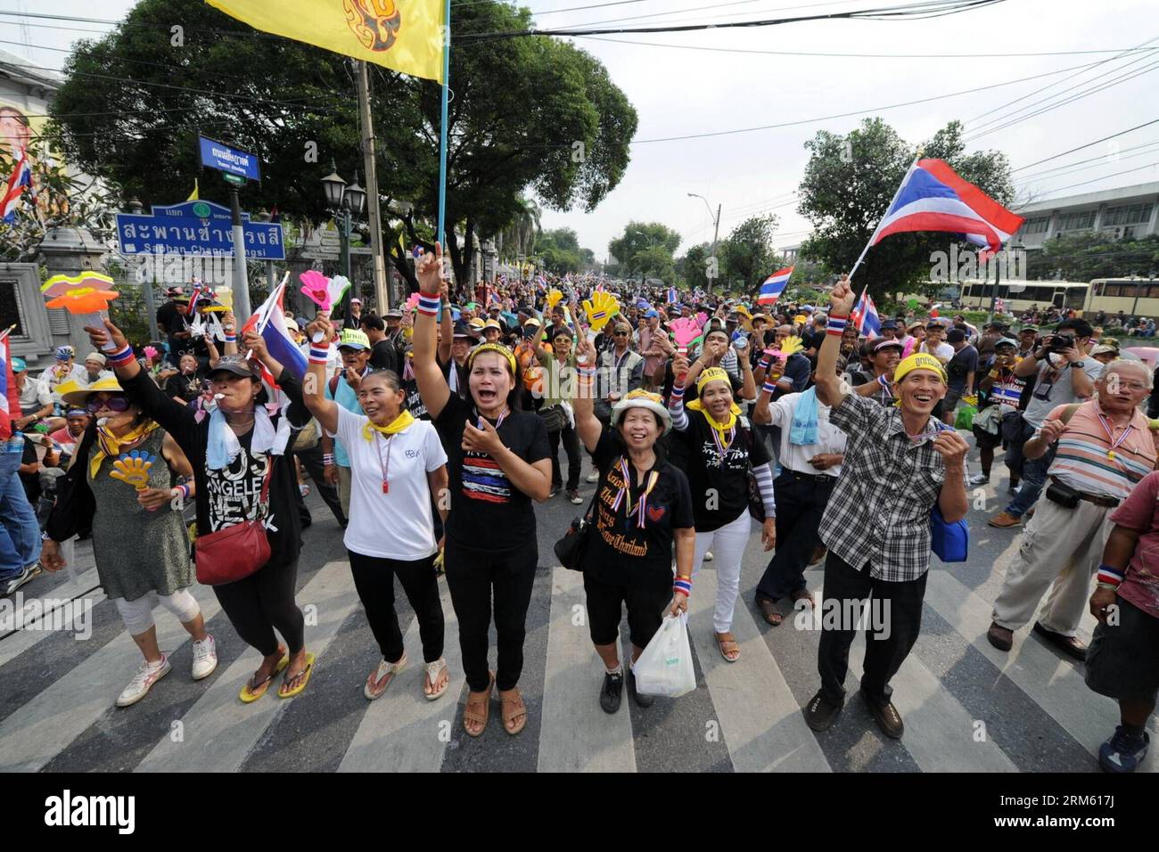 Bildnummer: 60759633 Datum: 26.11.2013 Copyright: imago/Xinhua (131126) -- BANGKOK, 26 novembre 2013 (Xinhua) -- i manifestanti anti anti-governativi si radunano di fronte all'edificio del Ministero dell'interno a Bangkok, Thailandia, 26 novembre 2013. Martedì i manifestanti anti anti-governativi assediarono altri composti governativi, tra cui il Ministero dell'Agricoltura e il Ministero dei trasporti, mentre la Corte penale della Thailandia emise un mandato di arresto contro il leader della protesta anti-governativa Suthep Thaugsuban per aver incitato i manifestanti ad occupare diversi ministeri e agenzie governative. (Xinhua/Gao Jianjun) (lyx) THAIL Foto Stock