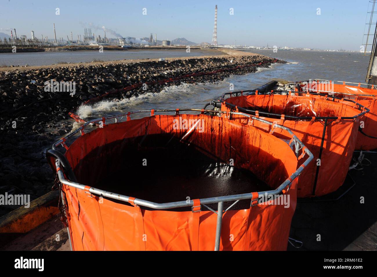 Bildnummer: 60761565 Datum: 27.11.2013 Copyright: imago/Xinhua (131127) -- QINGDAO, 27 novembre 2013 (Xinhua) -- le fuoriuscite di petrolio da un'esplosione mortale di gasdotti vengono eliminate in un porto nel distretto di Huangdao della città di Qingdao, provincia dello Shandong della Cina orientale, 27 novembre 2013. Le esplosioni del 22 novembre hanno preso 55 vite, lasciato nove dispersi e ne hanno sbarcati altre 145 in ospedale. (Xinhua/li Ziheng) (ry) CHINA-QINGDAO-PIPELINE BLAST-RESCUE (CN) PUBLICATIONxNOTxINxCHN Gesellschaft x2x xkg 2013 quer o0 Explosion Gaspipeline Pipeline Gasleitung Unfall Öl Umweltverschmutzung Ölverschmutzung Foto Stock