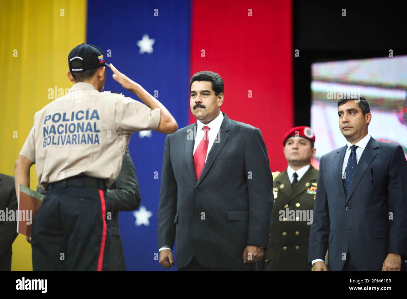 Bildnummer: 60761590 Datum: 26.11.2013 Copyright: imago/Xinhua CARACAS, 26 novembre 2013 - l'immagine fornita dalla presidenza venezuelana mostra il presidente venezuelano Nicolas Maduro (C) che partecipa a un atto di laurea dei poliziotti presso l'Università di sicurezza Sperimentale presso la Caracas Polyhedron Arena a Caracas, Venezuela, 26 novembre 2013. (Xinhua/Presidenza venezuelana)(zhf) VENEZUELA-CARACAS-POLITICS-MADURO PUBLICATIONxNOTxINxCHN People Politik x0x xkg 2013 quer Foto Stock