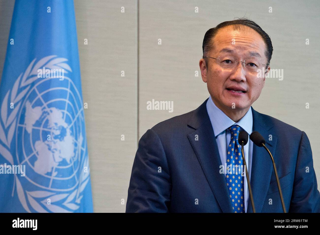 Bildnummer: 60764886 Datum: 27.11.2013 Copyright: imago/Xinhua (131127) -- NEW YORK, 27 novembre 2013 (Xinhua) -- il presidente della Banca Mondiale Jim Yong Kim partecipa a una conferenza stampa congiunta con il segretario generale delle Nazioni Unite Ban Ki-Moon (non nella foto) presso la sede delle Nazioni Unite a New York, il 27 novembre 2013. Mercoledì le Nazioni Unite e la Banca mondiale hanno annunciato uno sforzo concertato da parte dei governi, delle agenzie internazionali, della società civile e del settore privato per aumentare i finanziamenti per fornire energia sostenibile a tutti, con il Segretario generale delle Nazioni Unite Ban Ki-Moon che chiede nuovi massicci investimenti di fronte Foto Stock