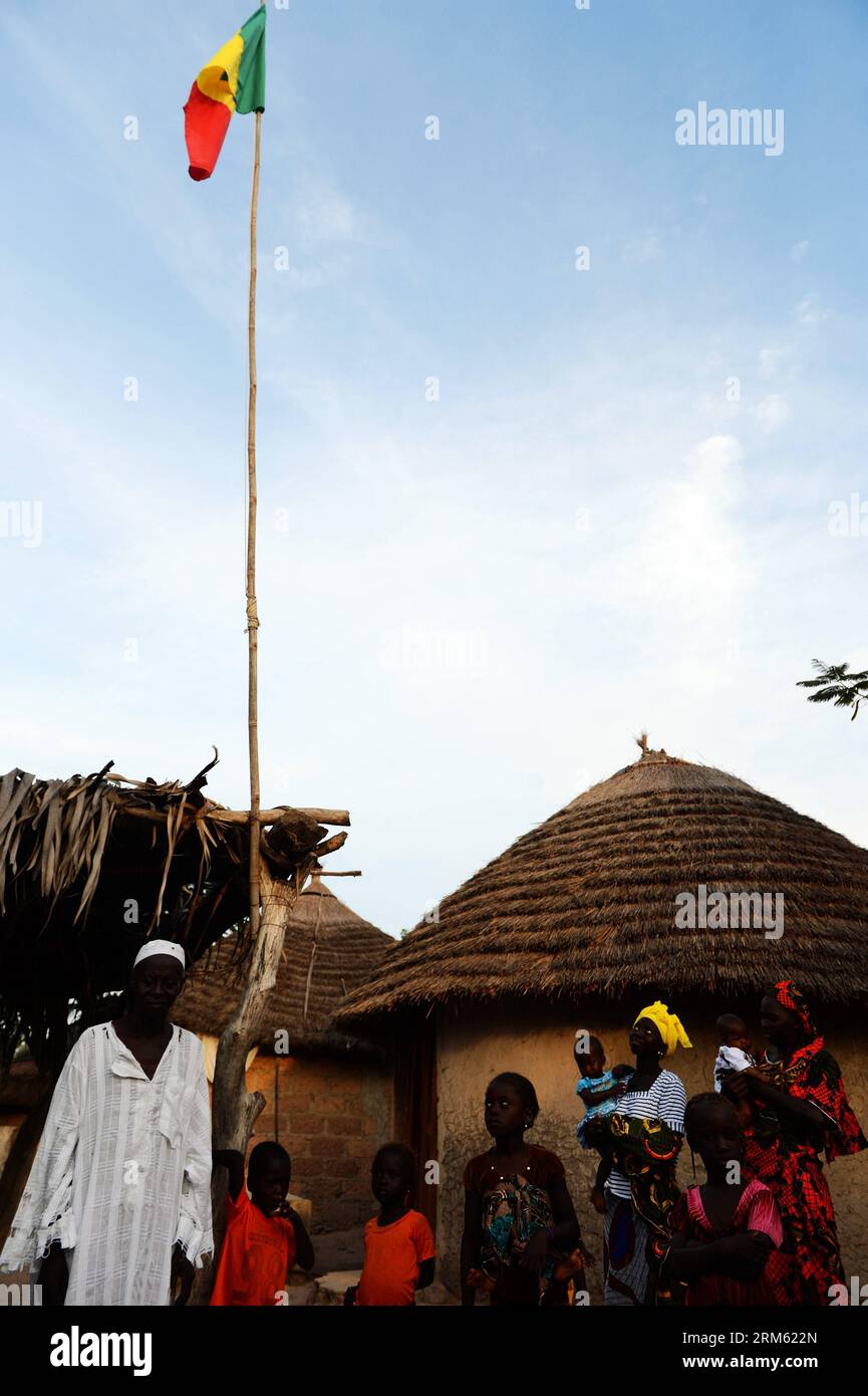 Bildnummer: 60765235 Datum: 28.11.2013 Copyright: imago/Xinhua (131128) -- PECHINO, 28 novembre 2013 (Xinhua) -- la bandiera nazionale del Senegal vola di fronte alla casa del capo villaggio nel villaggio di Badi vicino al Parco Nazionale di Niokolo-Koba, Senegal, 16 novembre 2013. Ai fini della protezione dell'ambiente, il villaggio di Badi si è trasferito fuori dal Parco Nazionale di Niokolo-Koba nel 1976, che è stato successivamente inserito tra i siti Patrimonio dell'Umanità dell'UNESCO nel 1981. (Xinhua/Wu Xiaoling)(zhf) SENEGAL-NIOKOLO-KOBA NATIONAL PARK-VILLAGE PUBLICATIONxNOTxINxCHN xcb x0x 2013 Hoch Foto Stock