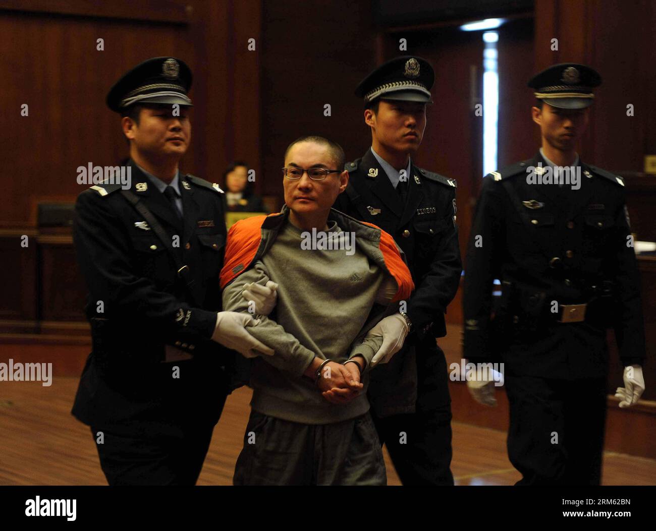 Bildnummer: 60770200 Datum: 29.11.2013 Copyright: imago/Xinhua (131129) -- PECHINO, 29 novembre 2013 (Xinhua) -- Han lei, un killer di bambini, è scortato a lasciare il Tribunale superiore del popolo di Pechino a Pechino, capitale della Cina, 29 novembre 2013. Il tribunale di venerdì ha respinto l'appello dell'assassino e ha pronunciato la sentenza definitiva sul crimine di omicidio intenzionale. Han, 39 anni, che sosteneva di essere ubriaca all'epoca, afferrò una bambina, di 2 anni, dalla sua carrozza mentre discuteva con sua madre su un parcheggio e la trafugò per terra a Pechino il 23 luglio. E' fuggito dalla scena, ma e' stato arrestato Foto Stock