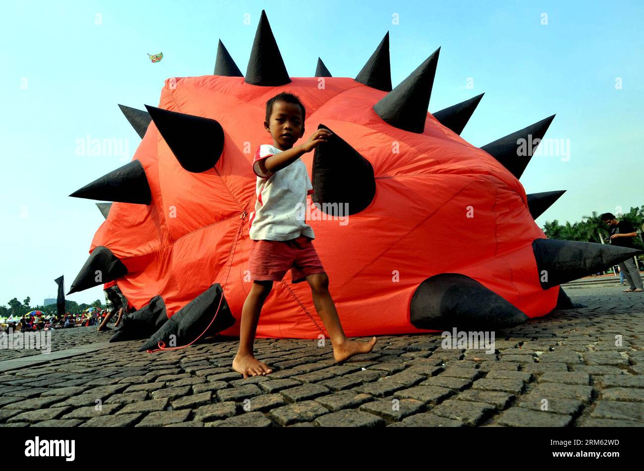 Bildnummer: 60776371 Datum: 30.11.2013 Copyright: imago/Xinhua un ragazzo cammina davanti a un aquilone durante il Jakarta International Kite Festival 2013 a Jakarta, Indonesia, 30 novembre 2013. Il festival di due giorni ha aperto il sabato, con la partecipazione di 18 paesi e regioni. (Xinhua/Agung Kuncahya B.) (dzl) INDONESIA-GIACARTA-INTERNATIONAL KITE FESTIVAL 2013 PUBLICATIONxNOTxINxCHN x0x xds 2013 quer Foto Stock