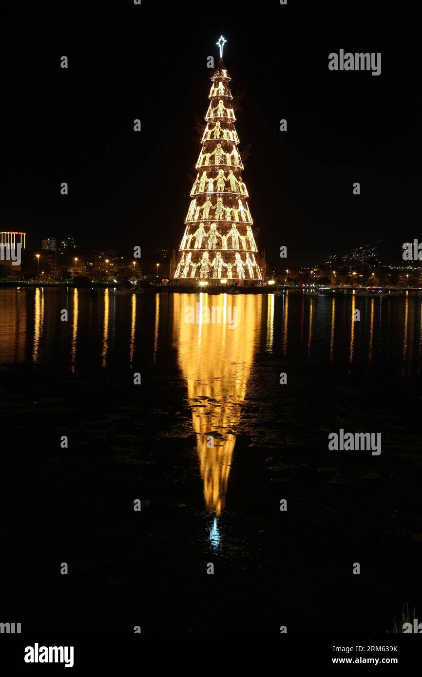 Bildnummer: 60779430 Datum: 01.12.2013 Copyright: imago/Xinhua RIO DE JANEIRO, 1 dicembre 2013 - Un gigantesco albero di Natale è visibile sul lago di Rodrigo de Freitas a Rio de Janeiro, Brasile, il 1 dicembre 2013. L'albero gigante, alto 85 metri e installato con circa 3,1 milioni di micro lampadine, si accende ogni anno prima di Natale. Il tema dell'albero quest'anno è Una celebrazione della vita. (Xinhua/Xu Zijian) (srb) BRASILE-RIO DE JANEIRO-ALBERO DI NATALE GIGANTE PUBLICATIONxNOTxINxCHN Weihnachten Weihnachtsbaum Nacht Beleuchtung xns x0x 2013 cannello Foto Stock