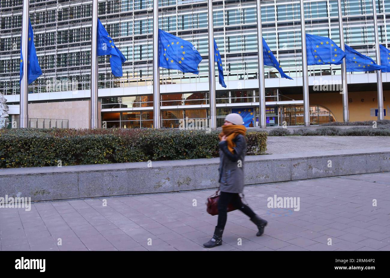 Bildnummer: 60802151 Datum: 06.12.2013 Copyright: imago/Xinhua (131206) -- BRUXELLES, 6 dicembre 2013 (Xinhua) -- Una donna cammina oltre le bandiere abbassate a metà staff per la morte dell'ex presidente sudafricano Nelson Mandela davanti alla sede centrale dell'UE a Bruxelles, in Belgio, 6 dicembre 2013. (Xinhua/Gong Bing) (djj) BELGIO-BRUXELLES-EU-HALF-STAFF-MANDELA PUBLICATIONxNOTxINxCHN Gesellschaft Fahne Halbmast RSA x0x xsk 2013 quer premiumd Foto Stock