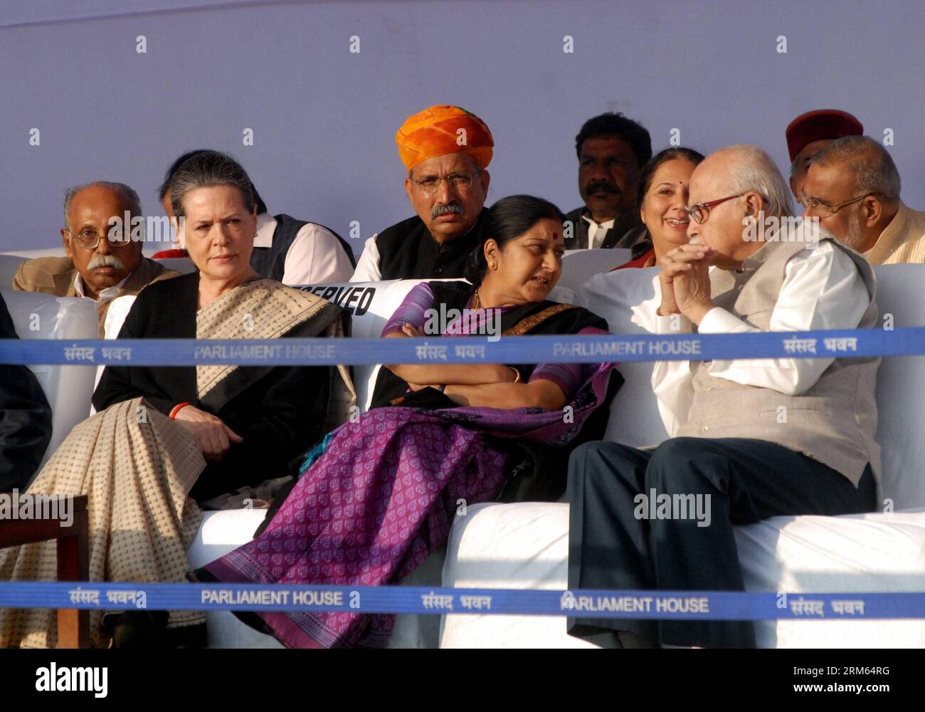 Bildnummer: 60802179 Datum: 06.12.2013 Copyright: imago/Xinhua (131206) -- NUOVA DELHI, 6 dicembre 2013 (Xinhua) -- presidente del Partito del Congresso Nazionale Indiano Sonia Gandhi, leader dell'opposizione a Lok Sabha (camera bassa del Parlamento) Sushma Swaraj e leader senior del Partito Bharatiya Janata (BJP) L.K. Advani (L-R, fronte) assistete all'anniversario della morte del Dr. Babasaheb Ambedkar al Parlamento di nuova Delhi, India, il 6 dicembre 2013. (Xinhua/Partha Sarkar) INDIA-NUOVA DELHI-ANNIVERSARY PUBLICATIONxNOTxINxCHN People Politik Premiumd x0x xsk 2013 quer Foto Stock