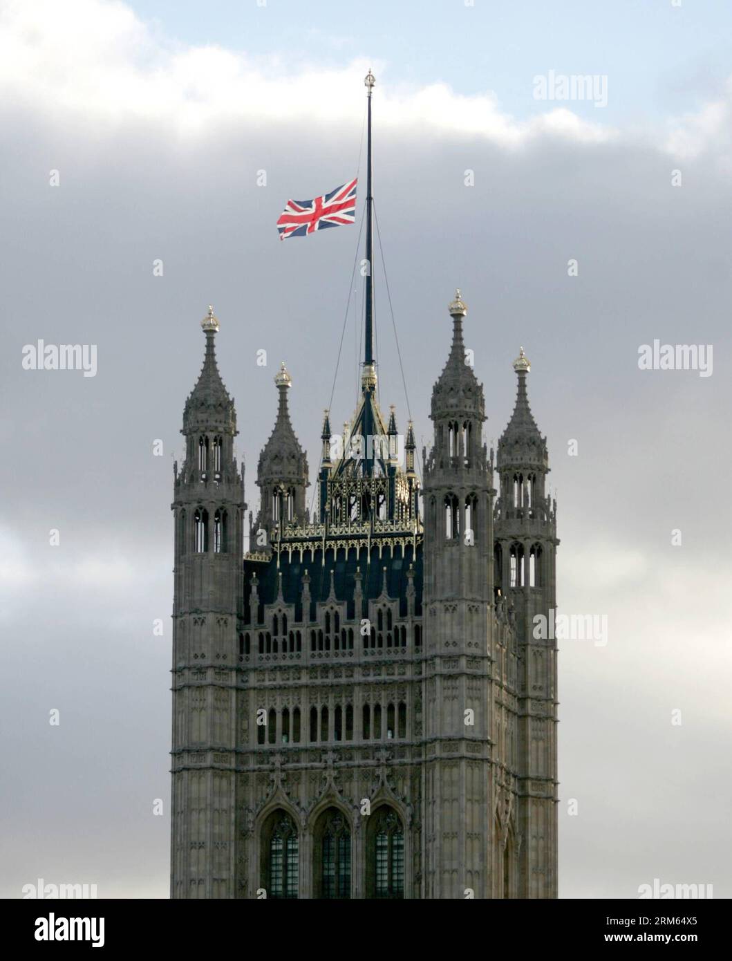 Bildnummer: 60803744 Datum: 06.12.2013 Copyright: imago/Xinhua (131206) -- LONDRA, 6 dicembre 2013 (Xinhua) -- Una bandiera vola a mezz'asta sul palazzo del Parlamento in memoria di Nelson Mandela a Londra, Regno Unito, il 6 dicembre 2013. (Xinhua/Bimal Gautam) UK-LONDON-NELSON MANDELA-HOMAGE PUBLICATIONxNOTxINxCHN Gesellschaft Tod Trauer Nelson Gedenken Fahne Halbmast xas x0x 2013 hoch Aufmacher Premiumd Foto Stock