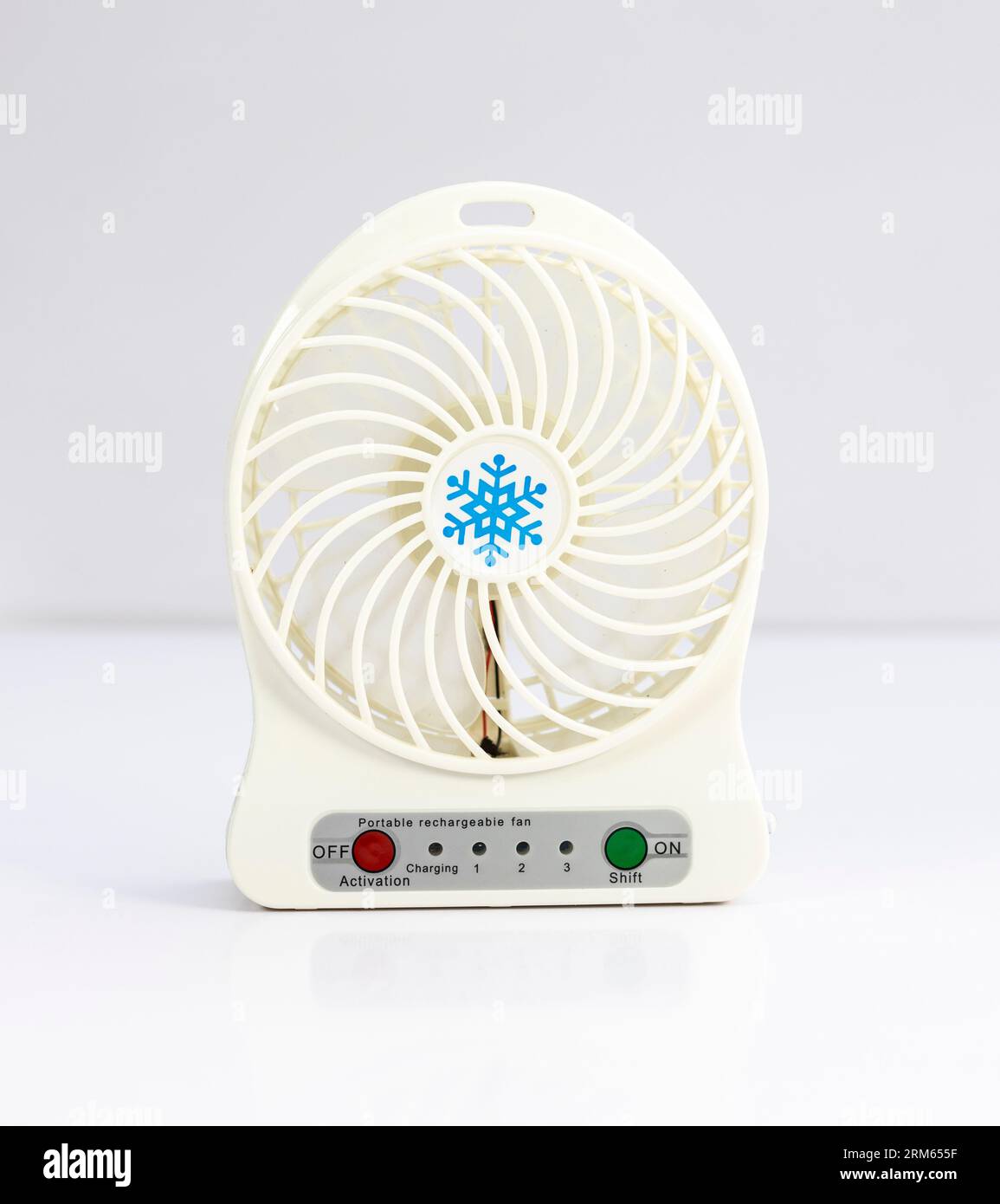 Piccolo ventilatore bianco ricaricabile su sfondo bianco isolato. Foto Stock