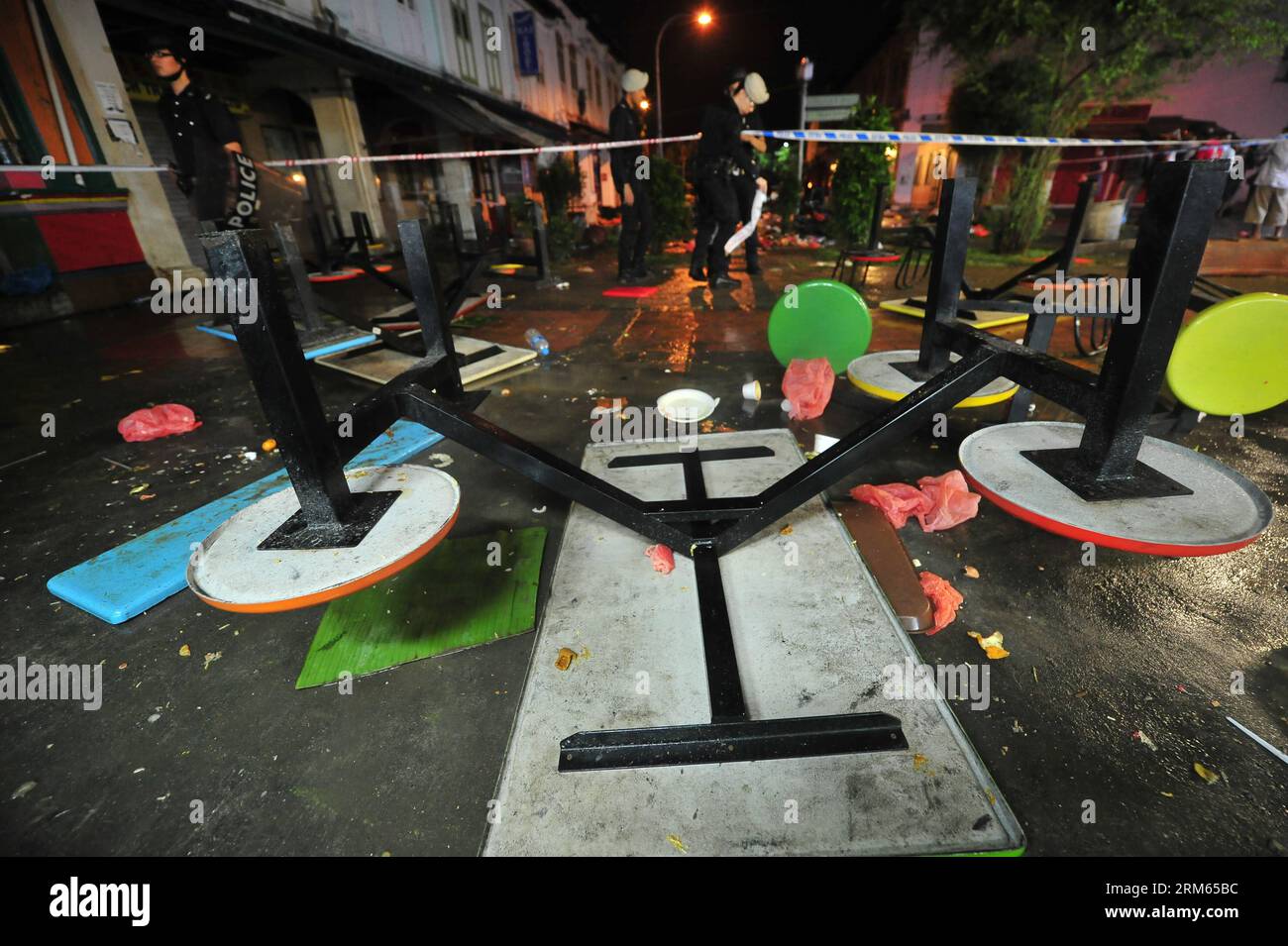 Bildnummer: 60807940 Datum: 09.12.2013 Copyright: imago/Xinhua oggi, i lavoratori migranti si ribellano nella zona di Little India a Singapore rovesciando e bruciando alcuni veicoli della polizia. Di Xinhua, poi Chih Wey SINGAPORE-LITTLE INDIA-RIOT PUBLICATIONxNOTxINxCHN Politik Protest Demo Ausschreitungen xas x0x 2013 quer premiumd Foto Stock