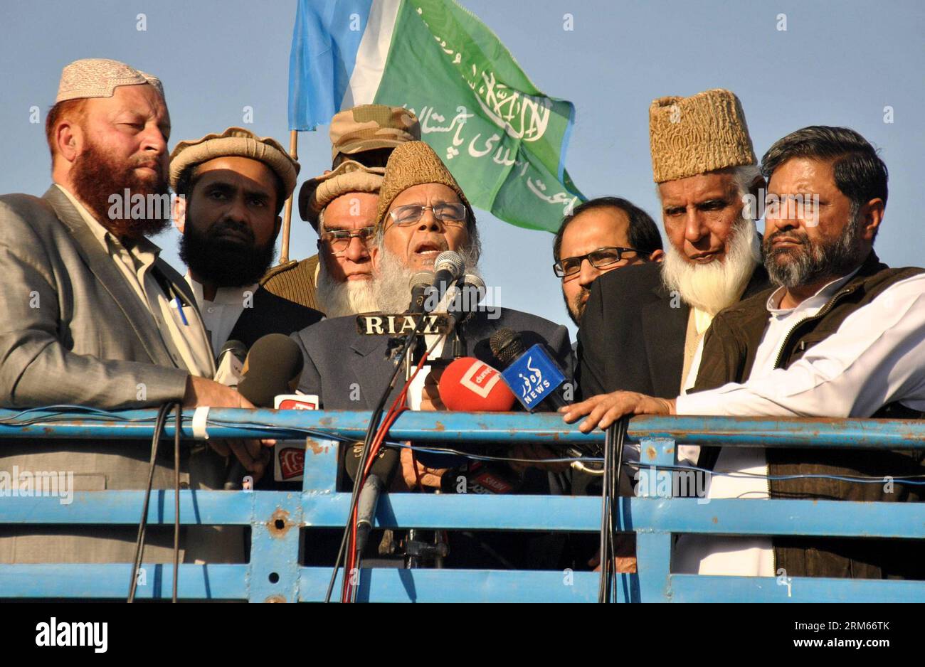 Bildnummer: 60827730 Datum: 13.12.2013 Copyright: imago/Xinhua (131213) -- LAHORE, 13 dicembre 2013 (Xinhua) -- Syed Munawar Hassan (C), capo di Jamaat-e-Islami Pakistan, si rivolge ai sostenitori durante una manifestazione di protesta per condannare l'esecuzione del leader islamista bengalese Abdul Quader molla a Lahore, Pakistan orientale, il 13 dicembre 2013. Il Bangladesh ha giustiziato Abdul Quader molla, un leader del partito islamico condannato per crimini di guerra nel 1971, che è la prima esecuzione di un criminale di guerra nel paese. In segno di protesta contro l'esecuzione di molla, il suo partito Jamaat ha chiamato str generale dell'alba al tramonto a livello nazionale Foto Stock