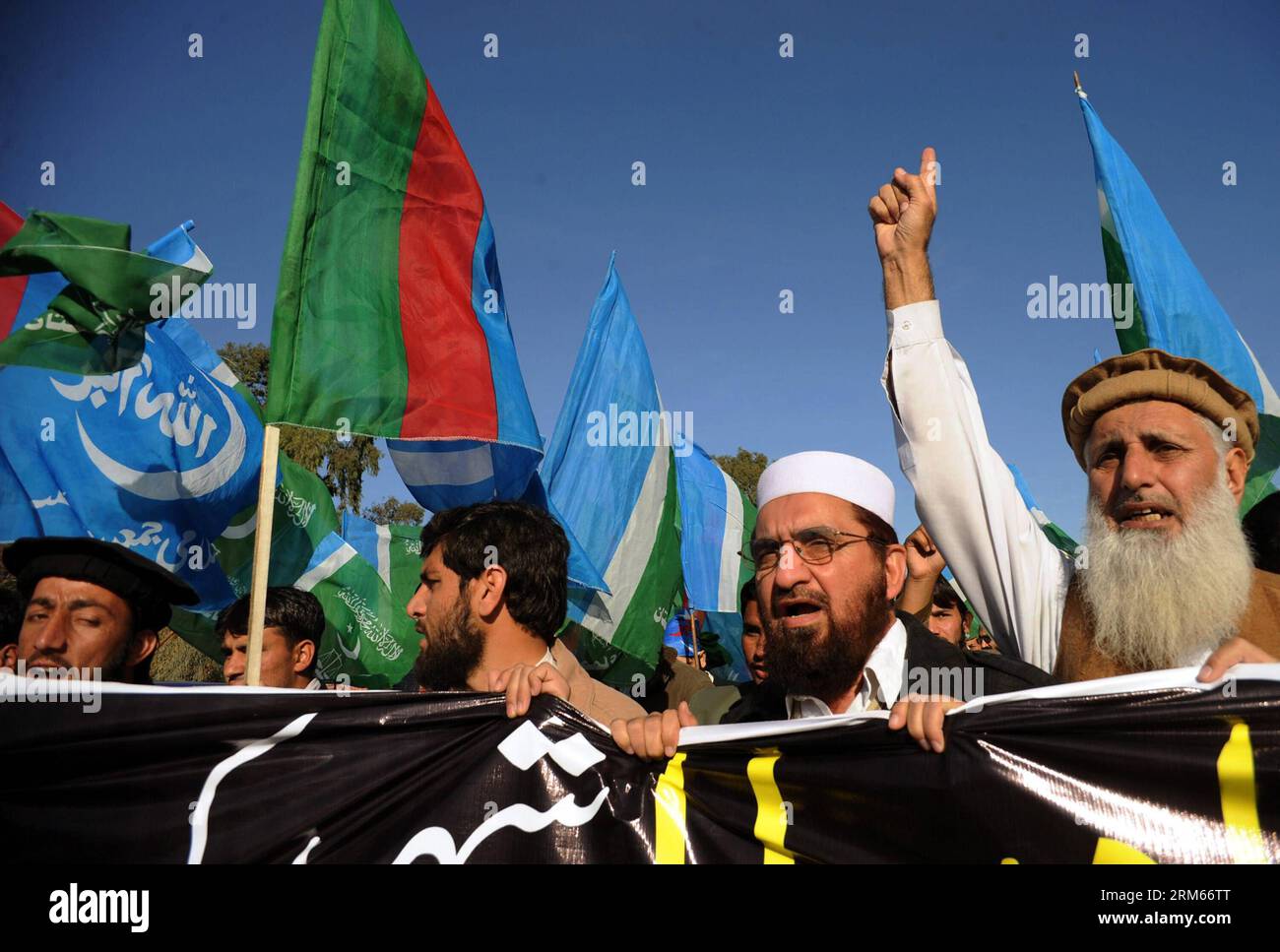 Bildnummer: 60828171 Datum: 13.12.2013 Copyright: imago/Xinhua (131214) -- PESHAWAR, (Xinhua) -- attivisti del partito Jamaat-e-Islami gridano slogan per il leader islamista del Bangladesh Abdul Quader molla il giorno dopo la sua esecuzione, a Peshawar nel Pakistan nord-occidentale il 13 dicembre 2013. Il Bangladesh ha giustiziato Abdul Quader molla, un leader del partito islamico condannato per crimini di guerra nel 1971, che è la prima esecuzione di un criminale di guerra nel paese. In segno di protesta contro l'esecuzione di molla, il suo partito Jamaat ha chiamato lo sciopero generale dell'alba al tramonto a livello nazionale per domenica. (Xinhua/Ahmad Sidique) PAKISTAN-PESH Foto Stock