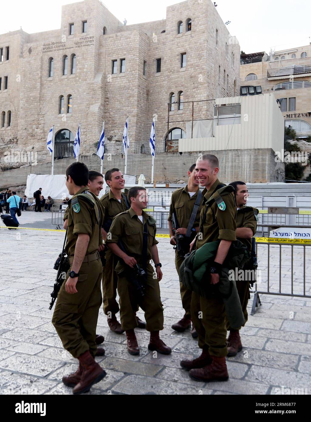 GERUSALEMME, 17 dicembre 2013 (Xinhua) -- soldati israeliani sono visti nella città Vecchia di Gerusalemme 17 novembre 2013. Gerusalemme, una delle città più antiche del mondo, è Santa delle tre principali religioni abramitiche: L'Ebraismo, il Cristianesimo e l'Islam. Israeliani e palestinesi rivendicano entrambi Gerusalemme come loro capitale, poiché Israele mantiene qui le sue principali istituzioni governative. La città vecchia di Gerusalemme è stata tradizionalmente divisa in quattro quartieri, vale a dire i quartieri armeno, cristiano, ebraico e musulmano. È diventato patrimonio dell'umanità nel 1981 ed è nella lista dei patrimoni dell'umanità in pericolo. (Xinhu Foto Stock