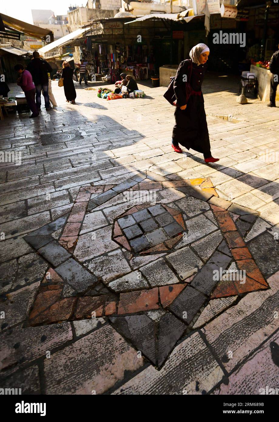 GERUSALEMME, (Xinhua) - Una donna cammina nella città vecchia di Gerusalemme 19 novembre 2013. Gerusalemme, una delle città più antiche del mondo, è Santa delle tre principali religioni abramitiche: L'Ebraismo, il Cristianesimo e l'Islam. Israeliani e palestinesi rivendicano entrambi Gerusalemme come loro capitale, poiché Israele mantiene qui le sue principali istituzioni governative. La città vecchia di Gerusalemme è stata tradizionalmente divisa in quattro quartieri, vale a dire i quartieri armeno, cristiano, ebraico e musulmano. È diventato patrimonio dell'umanità nel 1981 ed è nella lista dei patrimoni dell'umanità in pericolo. (Xinhua/li Ying) GERUSALEMME-MONDO Foto Stock