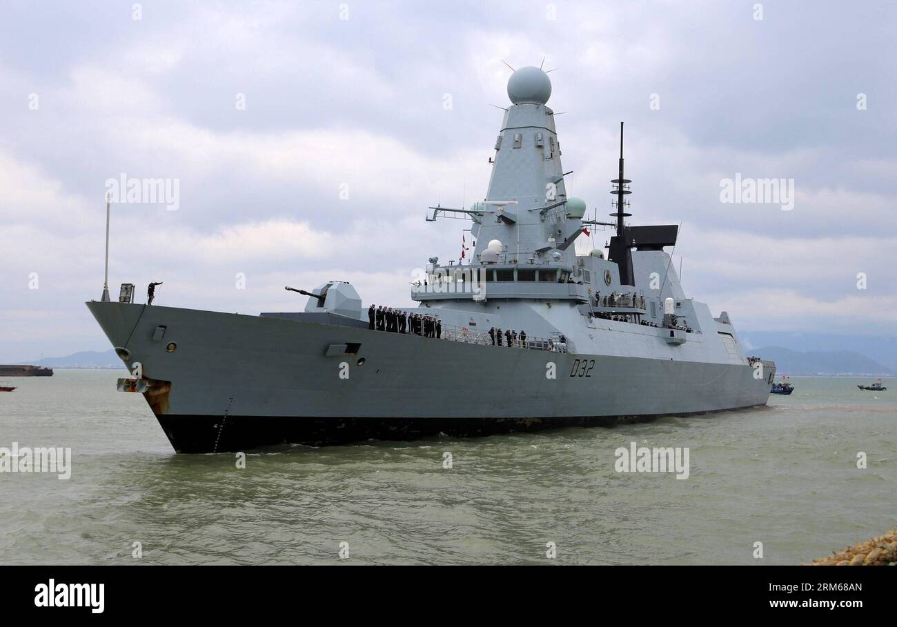 (131218) -- HANOI, 18 dicembre 2013 (Xinhua) -- la foto scattata il 18 dicembre 2013 mostra la nave da guerra della Royal Navy del Regno Unito audace al porto marittimo di Tien sa, nella città centrale di da Nang in Vietnam. La nave da guerra della Royal Navy del Regno Unito Daring è ormeggiata al porto marittimo di Tien sa nel centro di da Nang in Vietnam mercoledì per una scalata di quattro giorni. (Xinhua/VNA) VIETNAM-HANOI-UK-WARSHIP-VISIT PUBLICATIONxNOTxINxCHN Hanoi DEC 18 2013 XINHUA la foto scattata IL 18 dicembre 2013 mostra la nave da guerra della Royal Navy del Regno Unito che si sfida AL porto di Tien Sat nel Vietnam Central There Nang City la Royal Navy Warshi Del Regno Unito Foto Stock