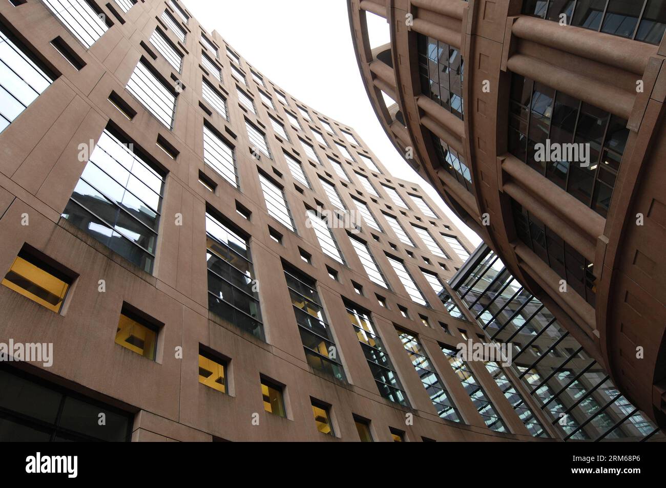 VANCOUVER, (Xinhua) - foto scattata il 19 dicembre 2013 mostra la Vancouver Public Library del Canada che è stata classificata come la biblioteca pubblica numero uno al mondo dalla Heinrich Heine University Dusseldorf in Germania. Hanno esaminato le biblioteche in 31 città in tutto il mondo e Vancouver è arrivata in cima. Chicago, San Francisco, Shanghai e Toronto erano anche tra i primi cinque. In fondo alla lista c'erano le biblioteche pubbliche di Francoforte, Londra e Dubai. (Xinhua/Sergei Bachlakov) (yc) CANADA-VANCOUVER-LIBRARY PUBLICATIONxNOTxINxCHN Vancouver XINHUA foto scattata IL 19 dicembre 2013 mostra Vancouver canadese Foto Stock